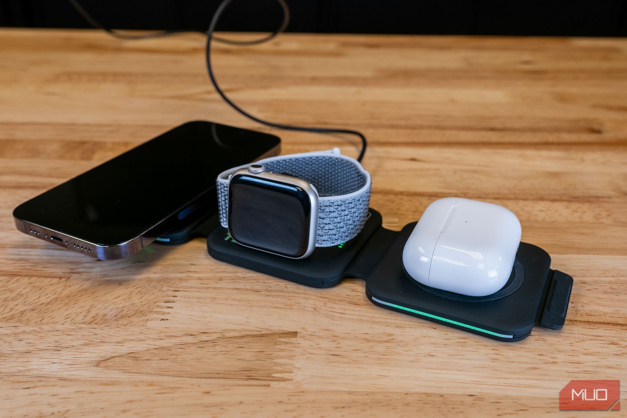 Bộ sạc không dây Infinacore T3 đang sạc iPhone, Apple Watch và Airpods