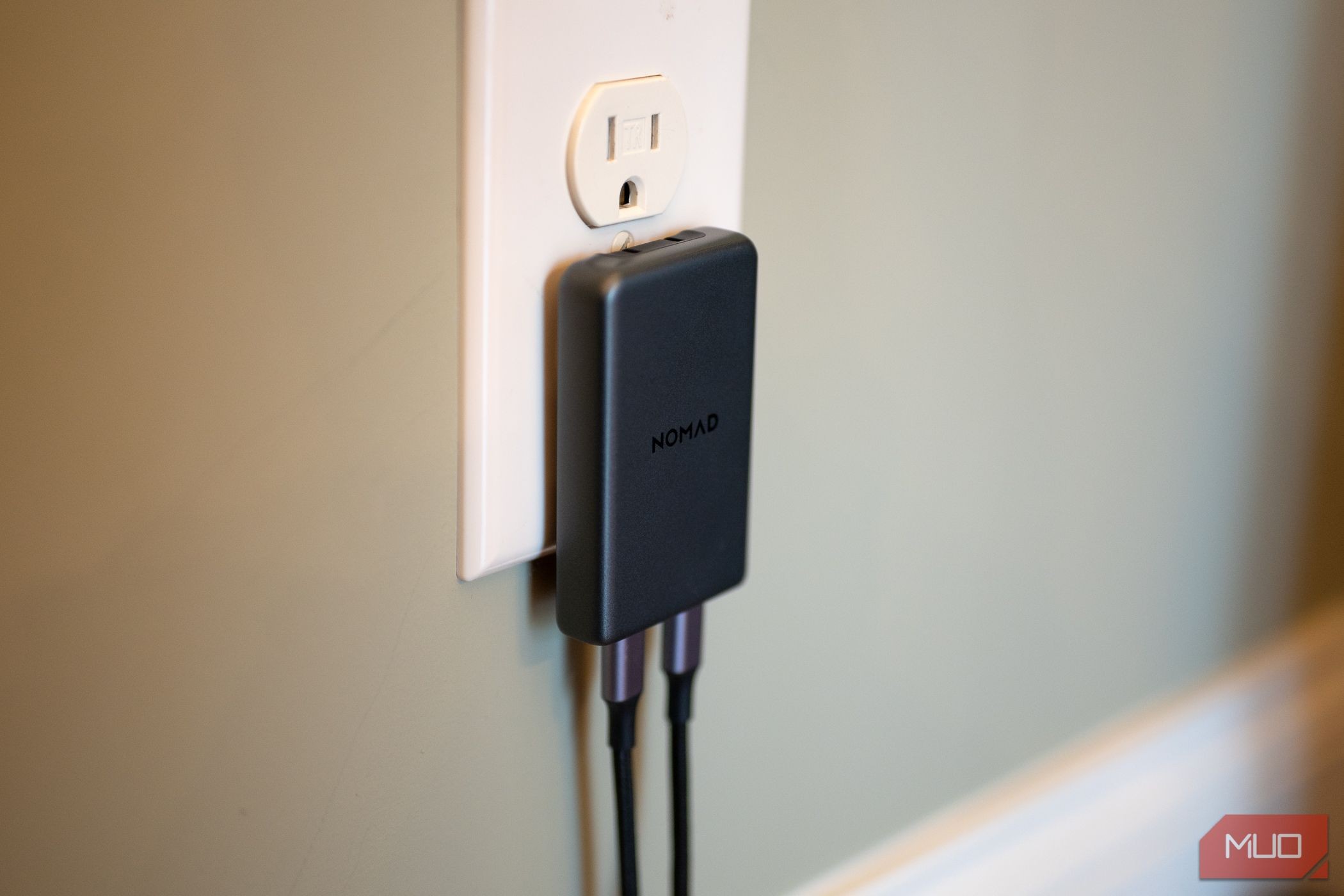 Bộ sạc Nomad 65W Slim Power Adapter cắm vào ổ điện với cáp USB-C