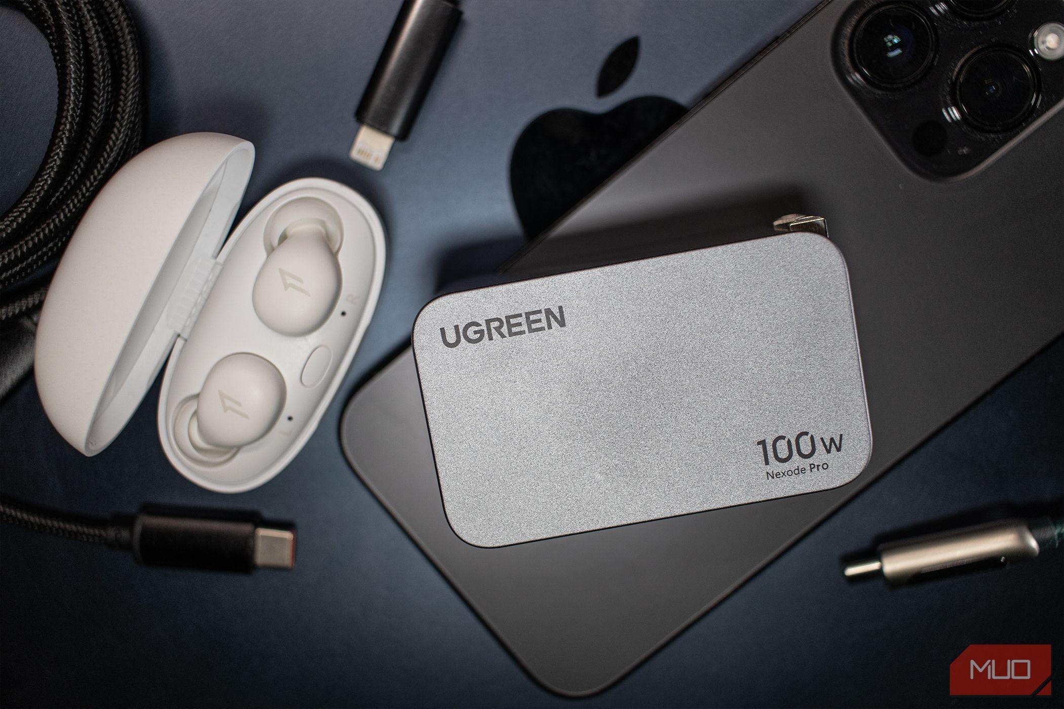 Bộ sạc Ugreen Nexode Pro 100W USB-C với smartphone, laptop và tai nghe