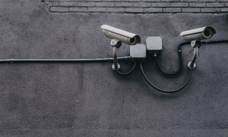 Các camera an ninh lớn gắn trên tường để giám sát.