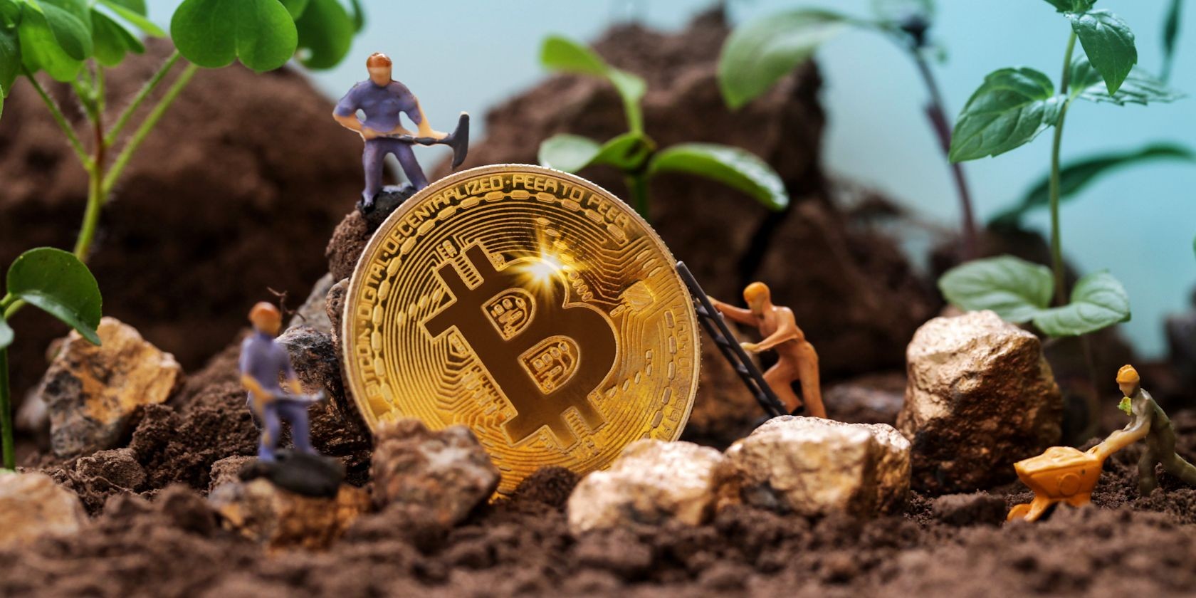 Các nhân vật nhỏ đang khai thác bitcoin trong vườn