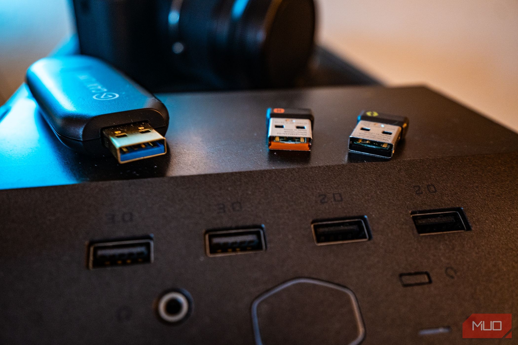 Các thiết bị USB trên đỉnh PC với cổng USB 2.0 và 3.0