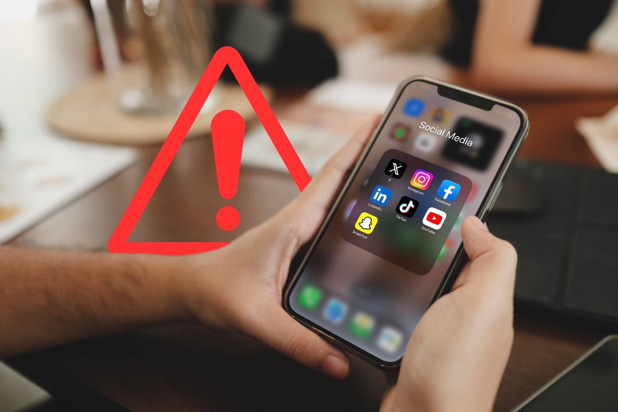 Các ứng dụng mạng xã hội trên màn hình điện thoại thông minh với biểu tượng cảnh báo