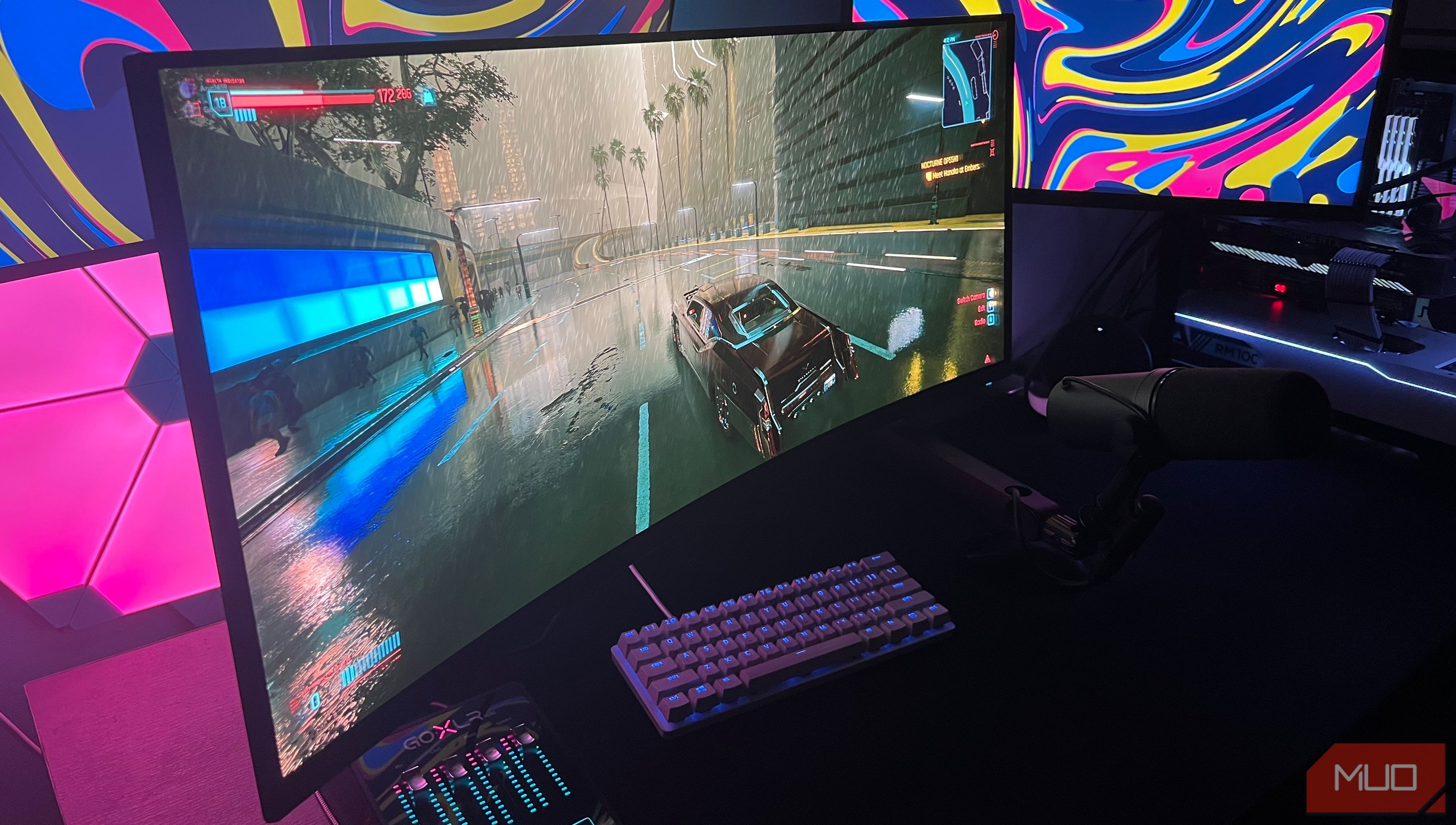 Cài đặt chơi game với ba màn hình và Cyberpunk 2077 đang chạy trên màn hình chính
