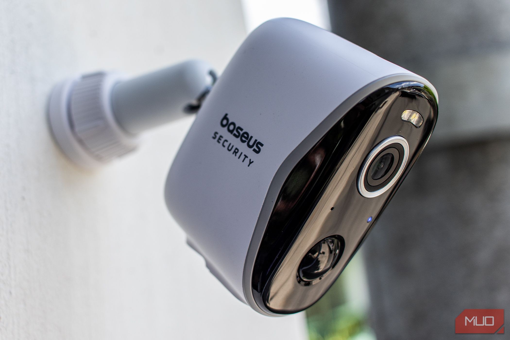 Camera an ninh ngoài trời Baseus Security N1 được gắn trên tường