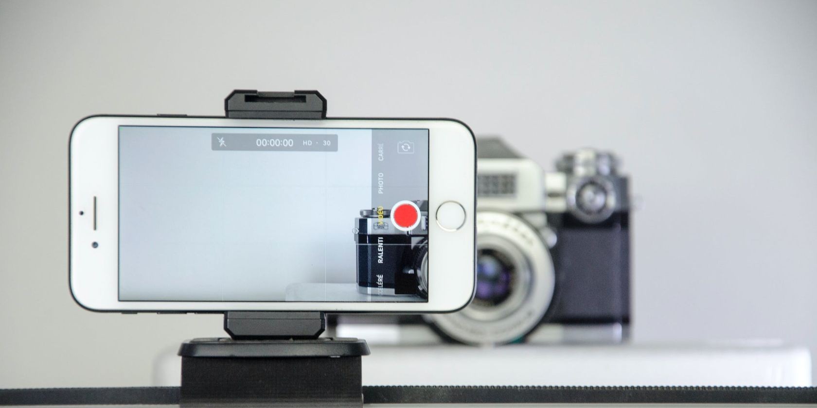 Camera iPhone hiển thị chế độ quay video và đang quay một máy quay