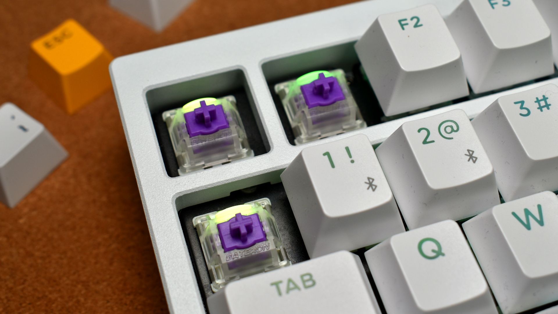 Cận cảnh công tắc từ tính Gateron của bàn phím Lemokey P1 HE