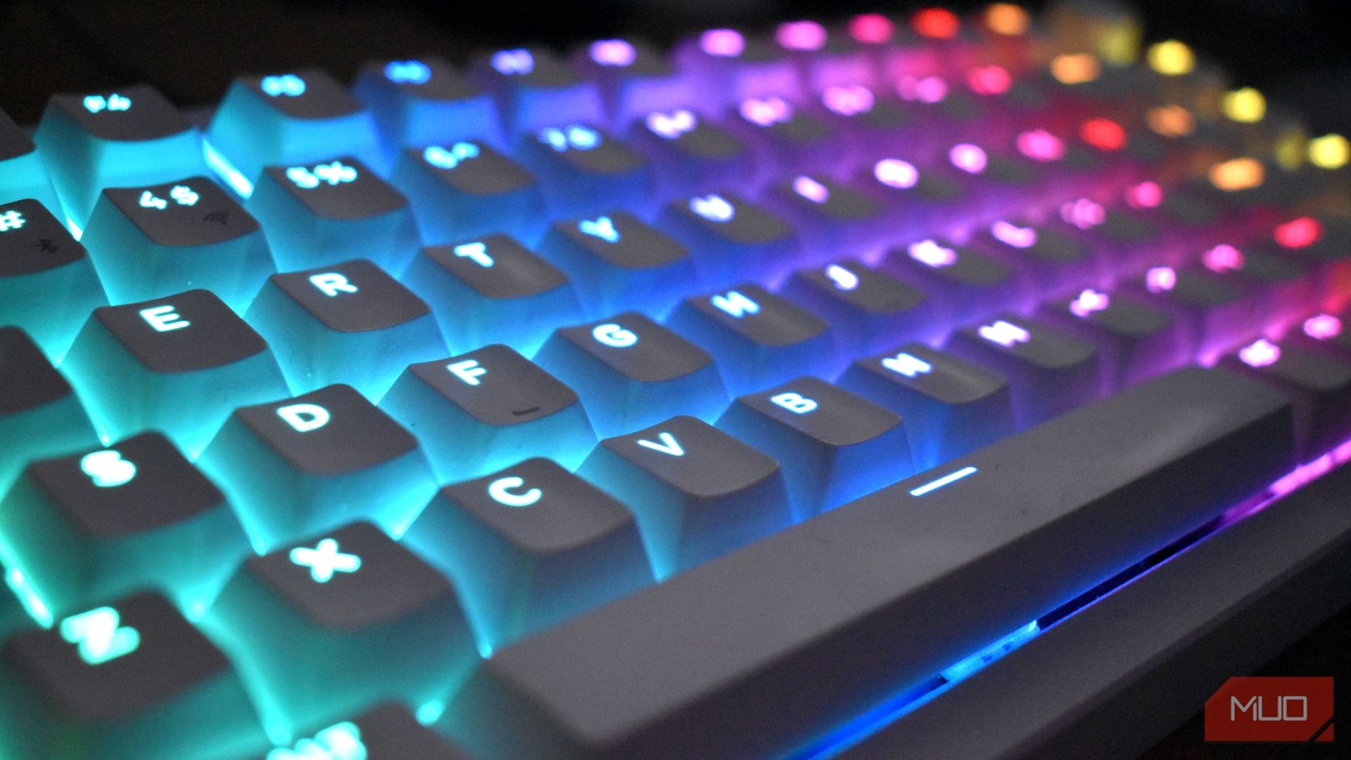 Cận cảnh hiệu ứng đèn RGB của bàn phím Lemokey P1 HE