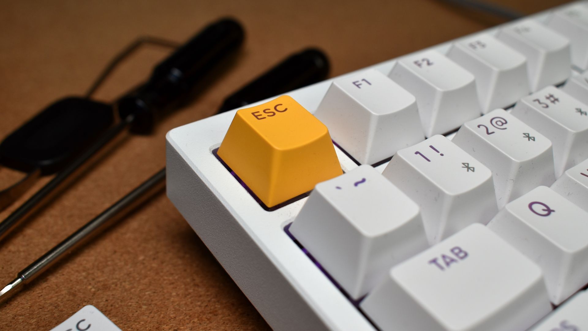 Cận cảnh phím ESC của bàn phím Lemokey P1 HE