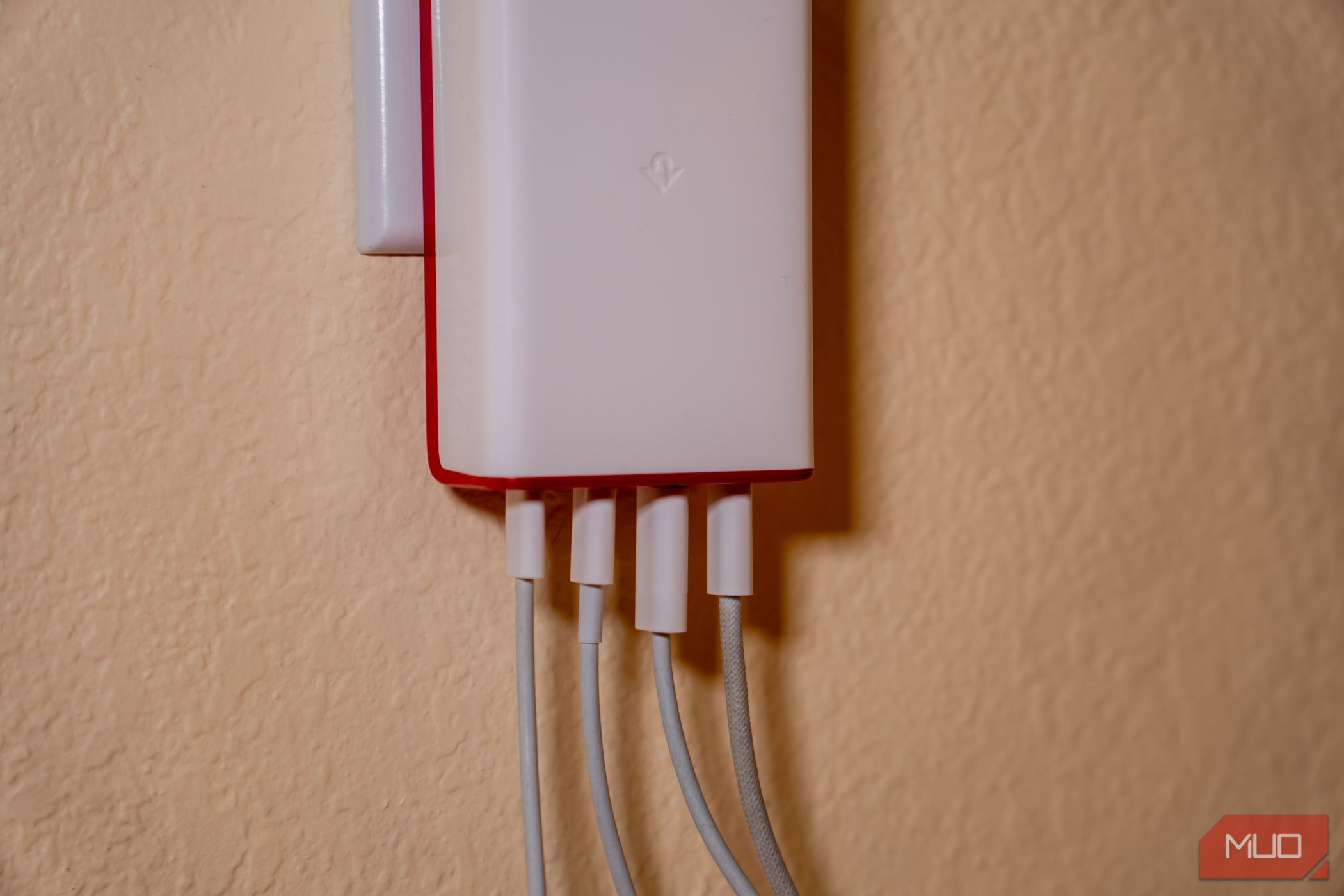 Cận cảnh PlugBug 120 với tất cả bốn cổng đang sử dụng cáp