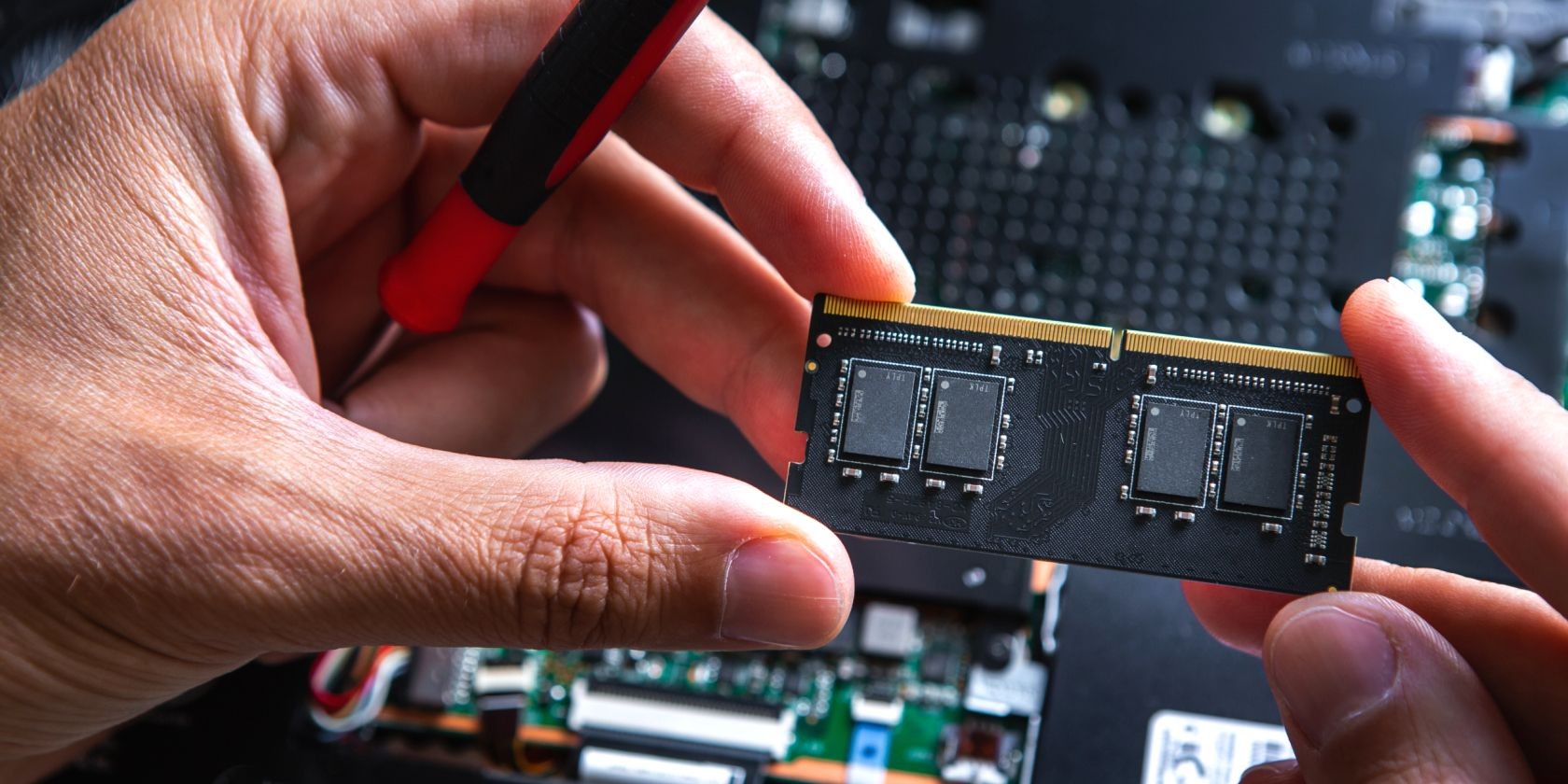 Cận cảnh với một thanh RAM PC