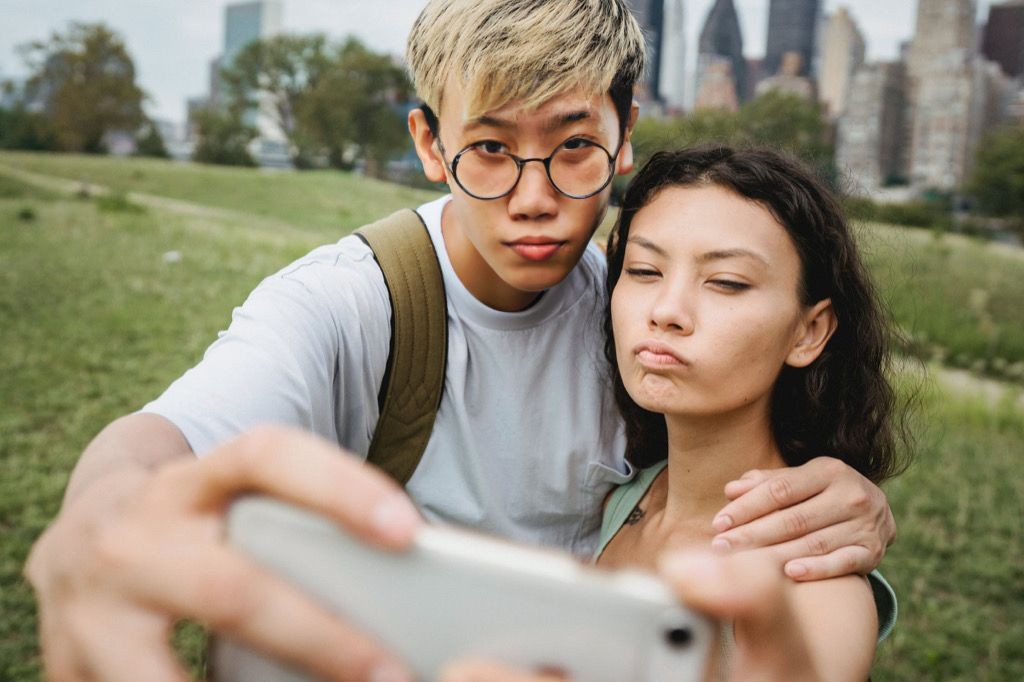 Cặp đôi chụp ảnh tự sướng ngoài trời