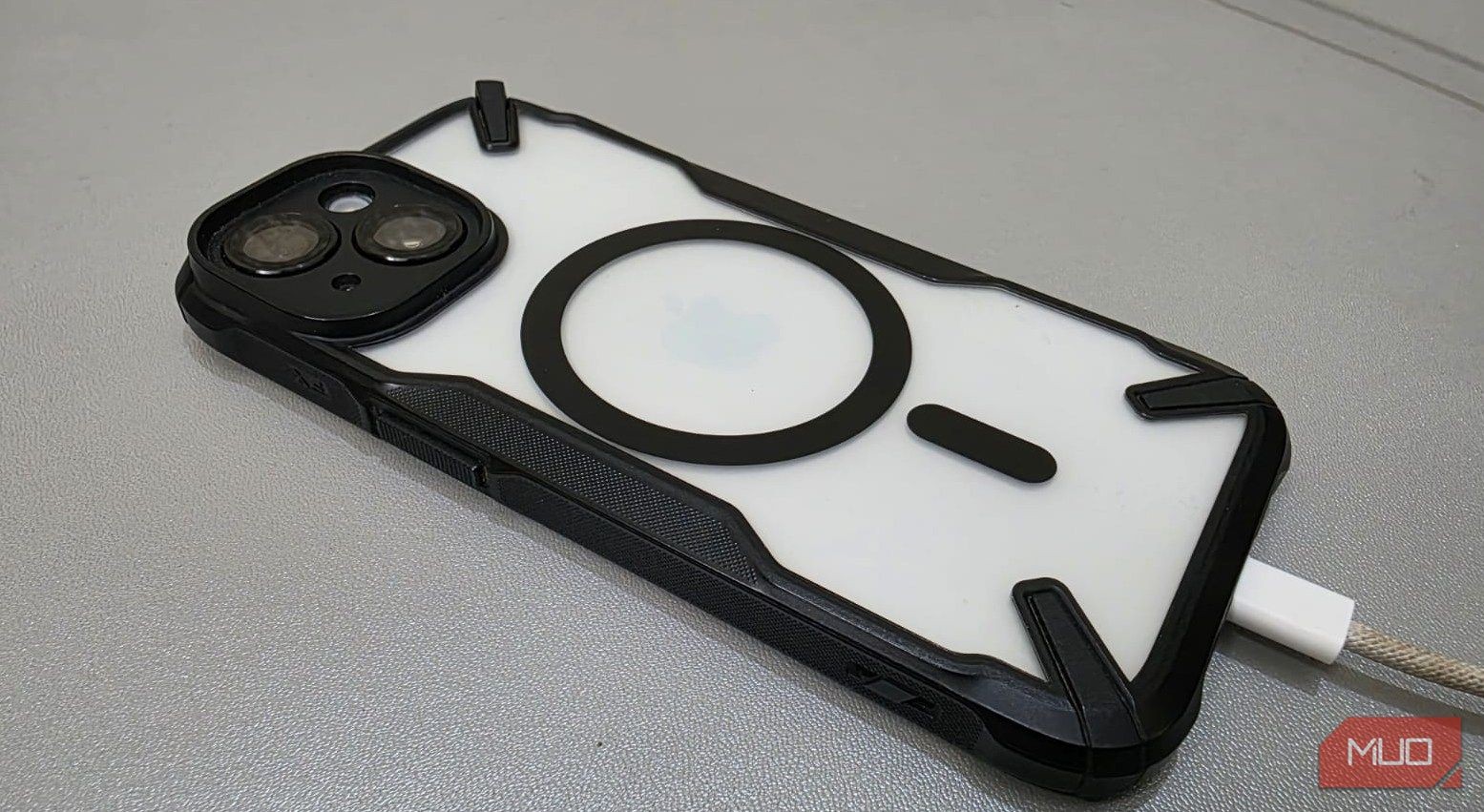 Cáp sạc được gắn vào iPhone 15