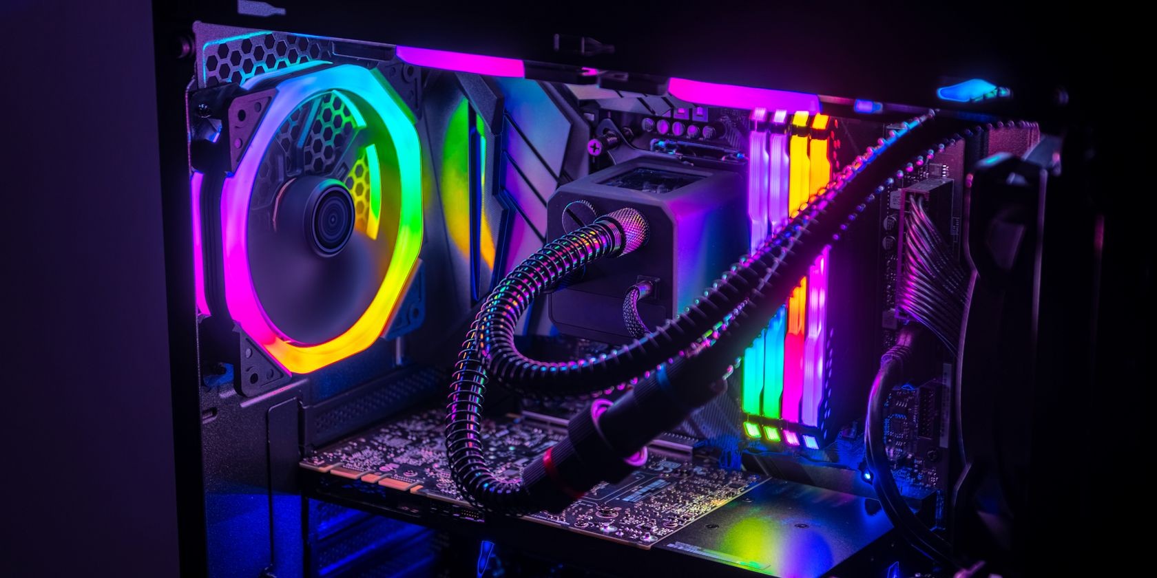 Card đồ họa với giải pháp làm mát AIO trong hộp máy tính RGB