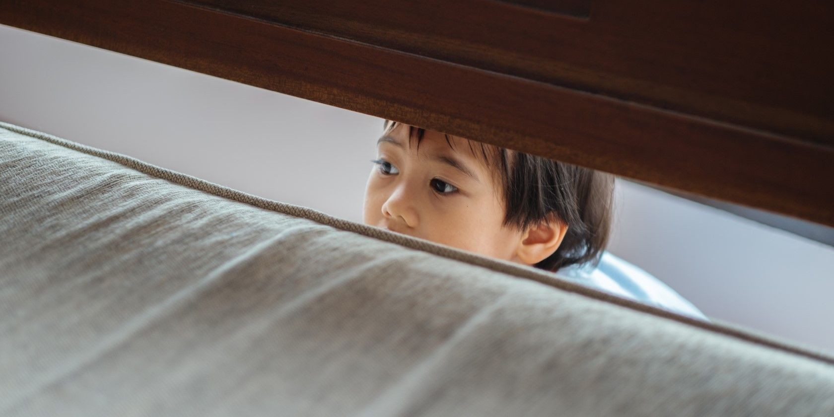 Cậu bé sợ hãi đang trốn