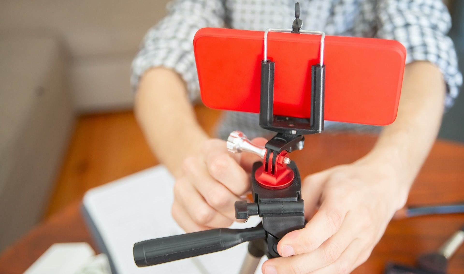 Chân máy giữ điện thoại di động màu đỏ