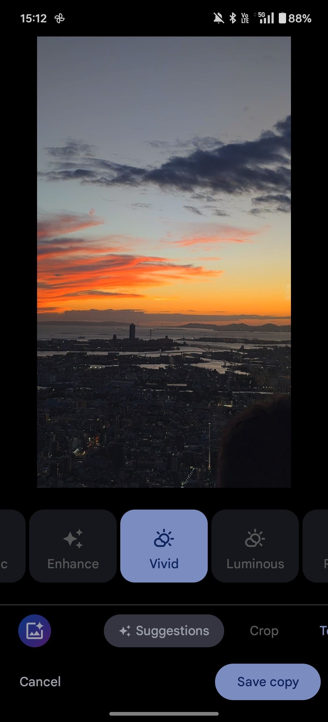Chế độ sống động được áp dụng qua gợi ý trong menu chỉnh sửa của Google Photos