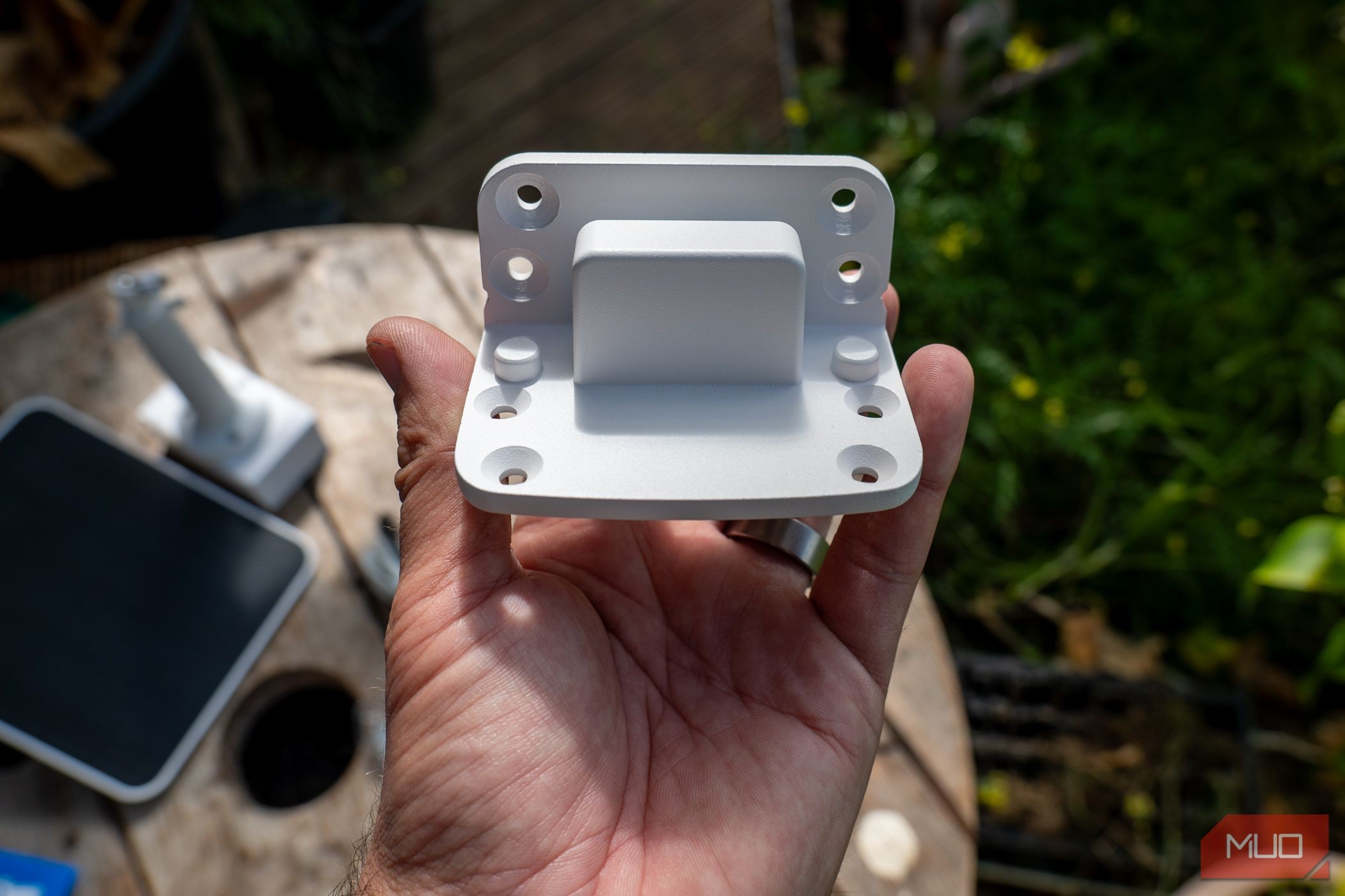 Chi tiết giá đỡ lắp đặt Reolink PT Ultra