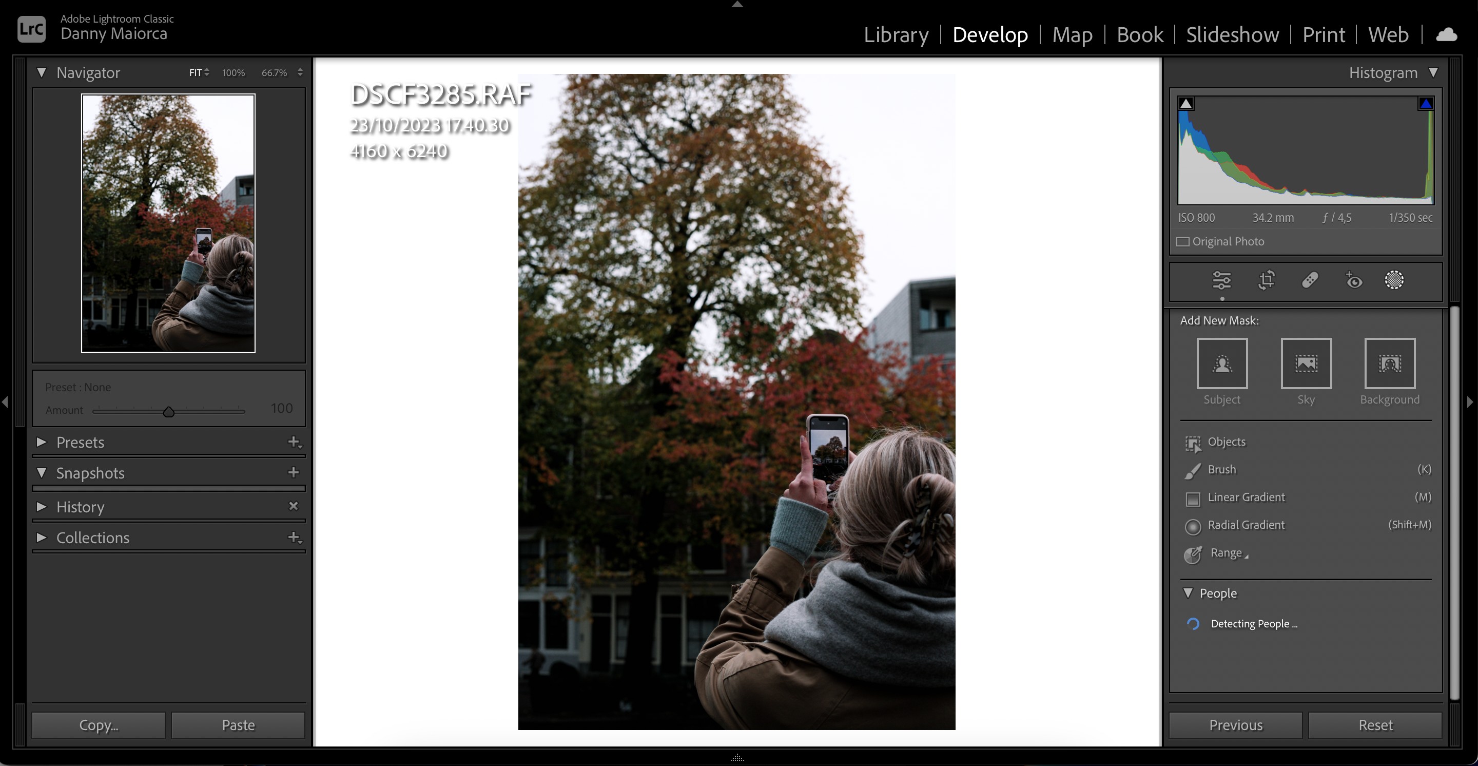 Chọn công cụ Chổi trong Adobe Lightroom
