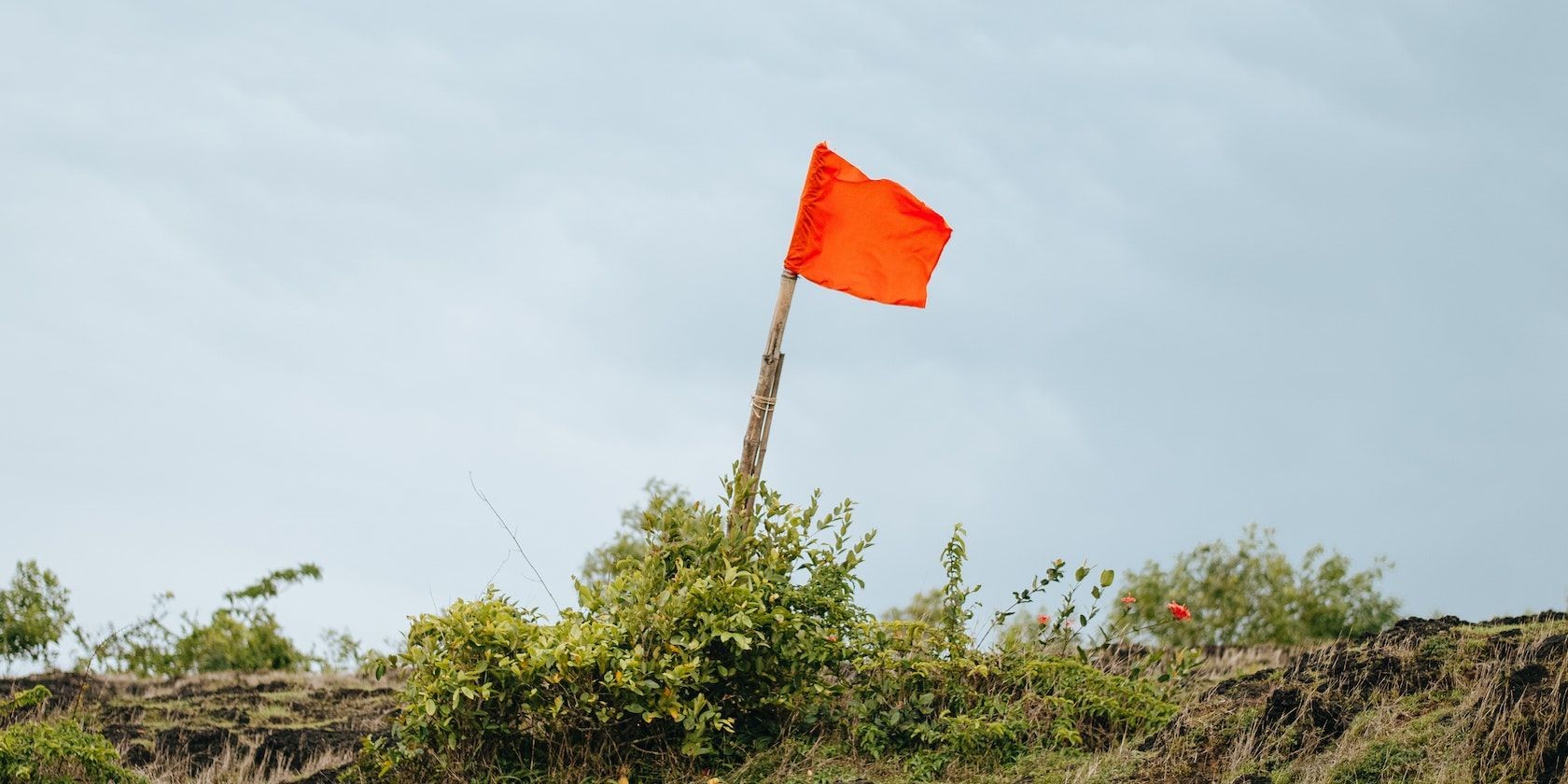 Cờ đỏ bay trên cánh đồng trống