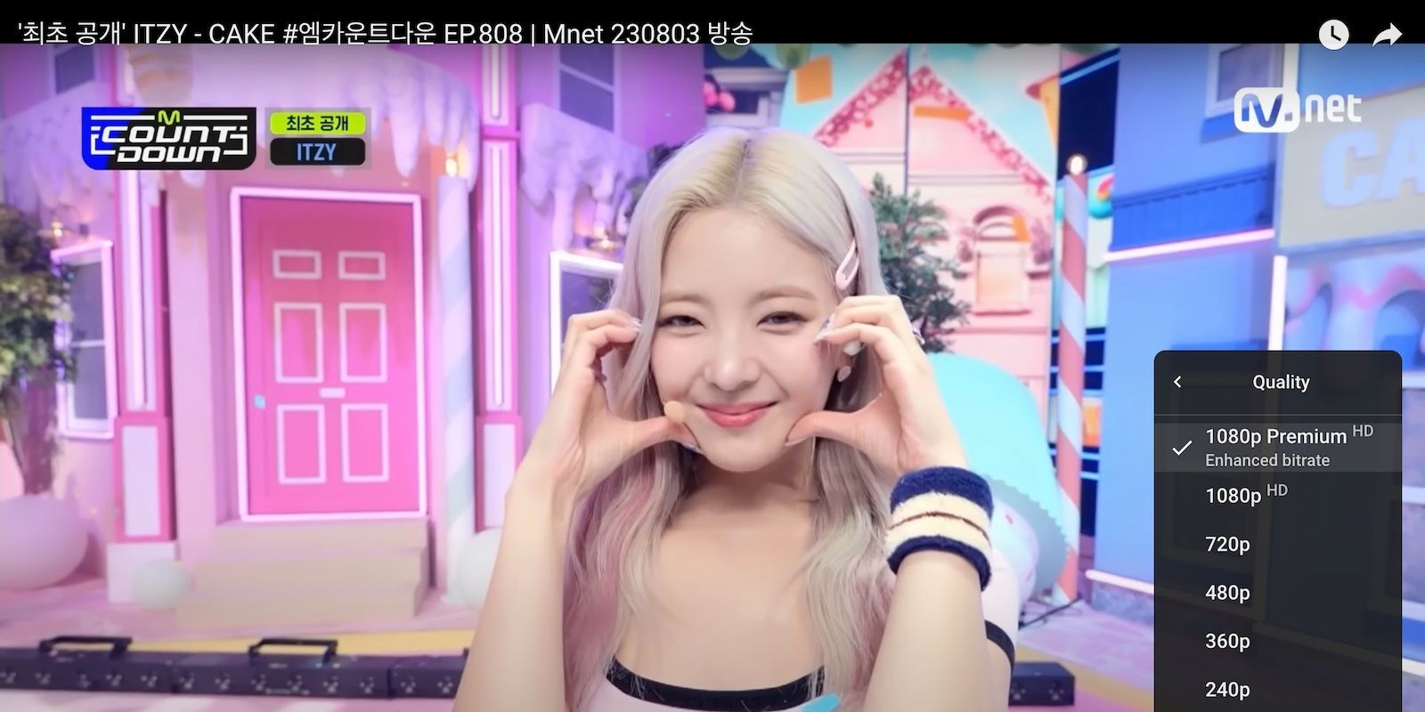 Cô gái châu Á tóc vàng cười trong video YouTube với tùy chọn tăng cường bitrate 1080p