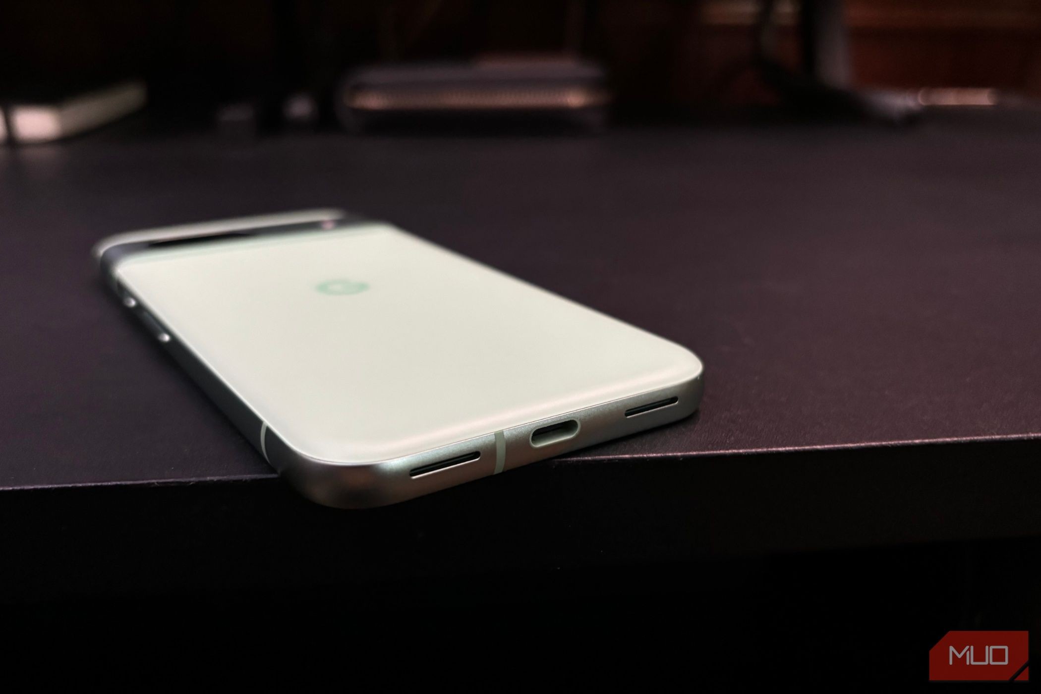 Cổng USB-C trên Google Pixel 8a
