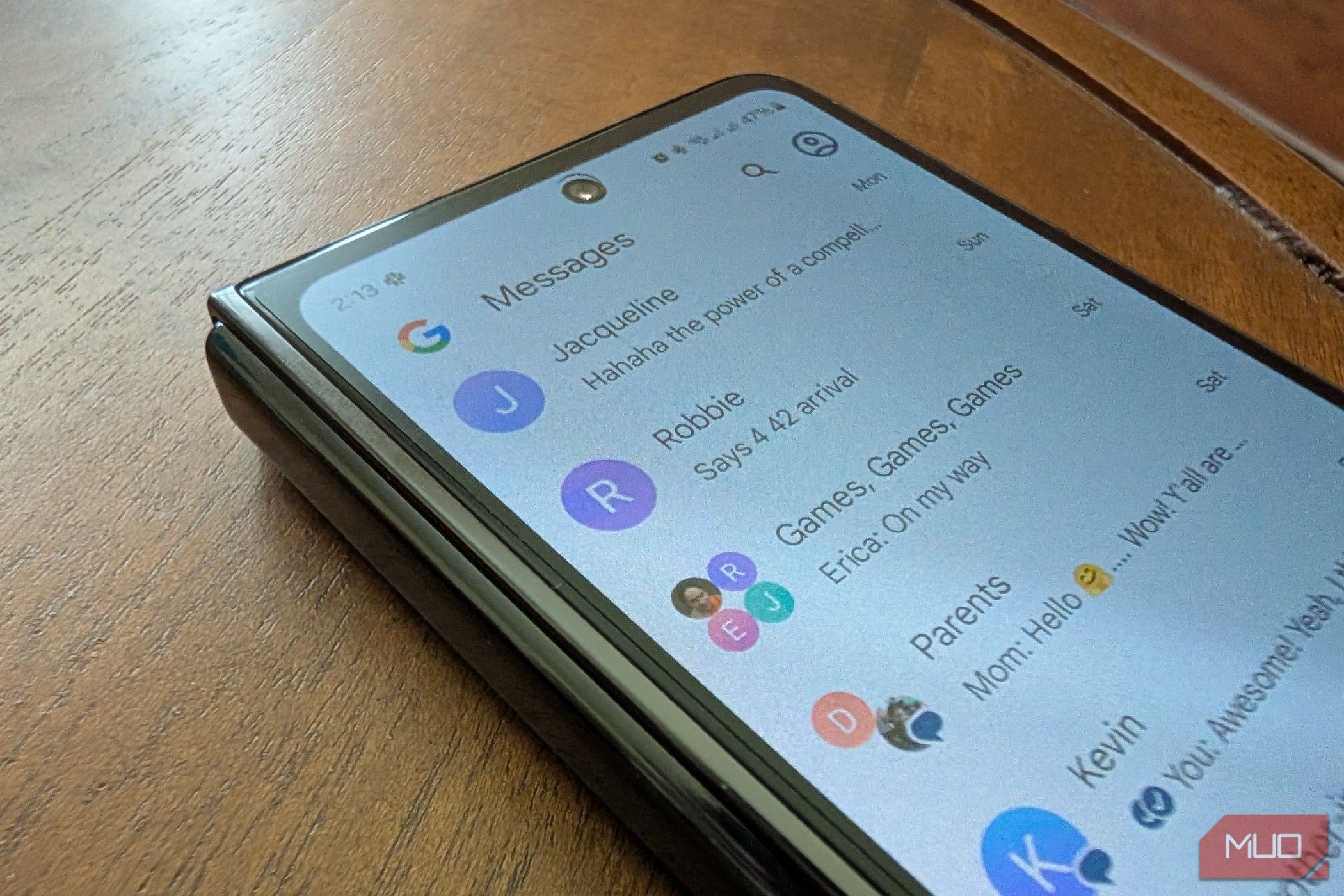 Cuộc trò chuyện trong Google Messages trên Galaxy Z Fold 5.