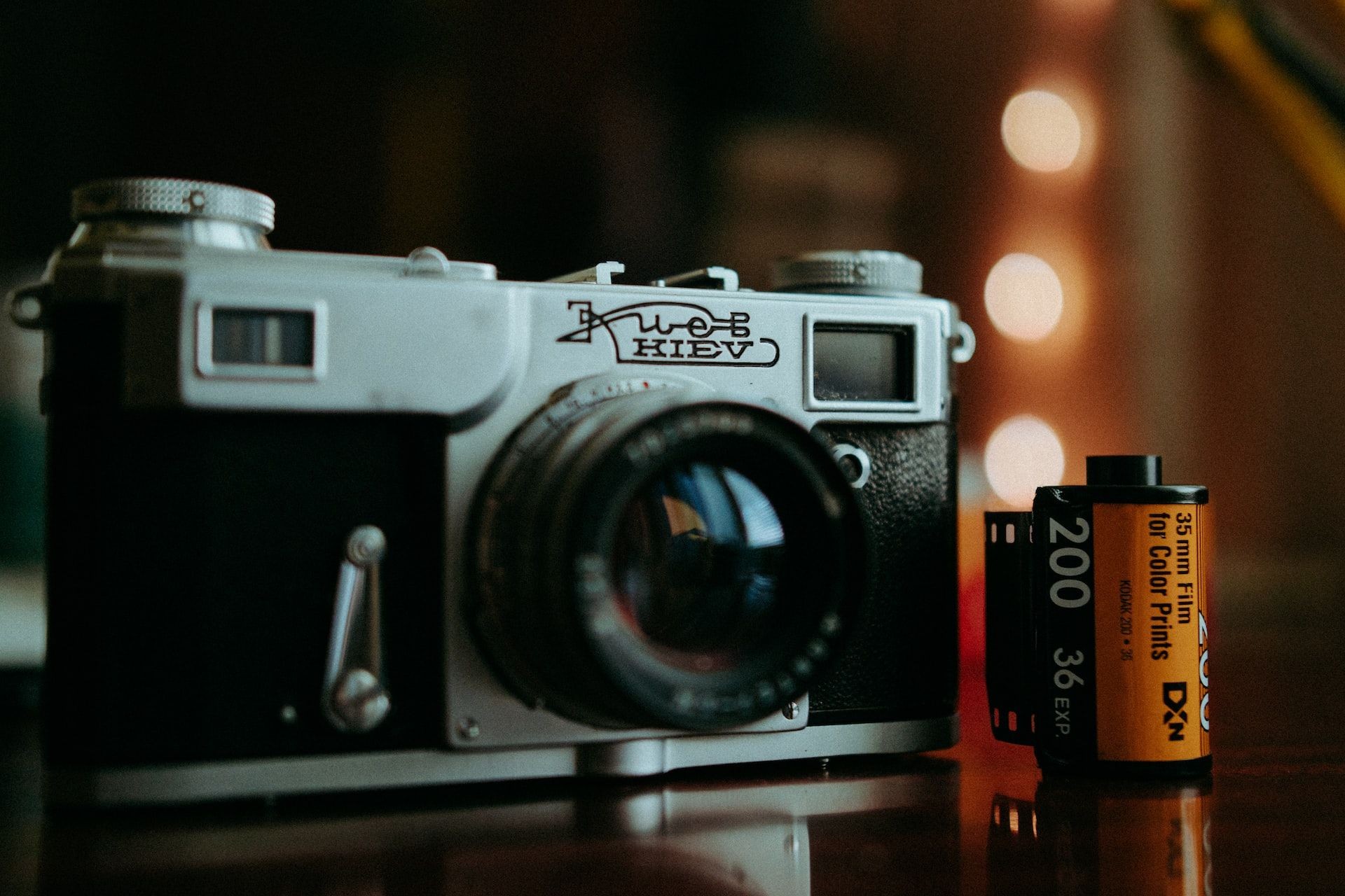 Cuộn phim Kodak Gold 200 bên cạnh máy ảnh Kiev