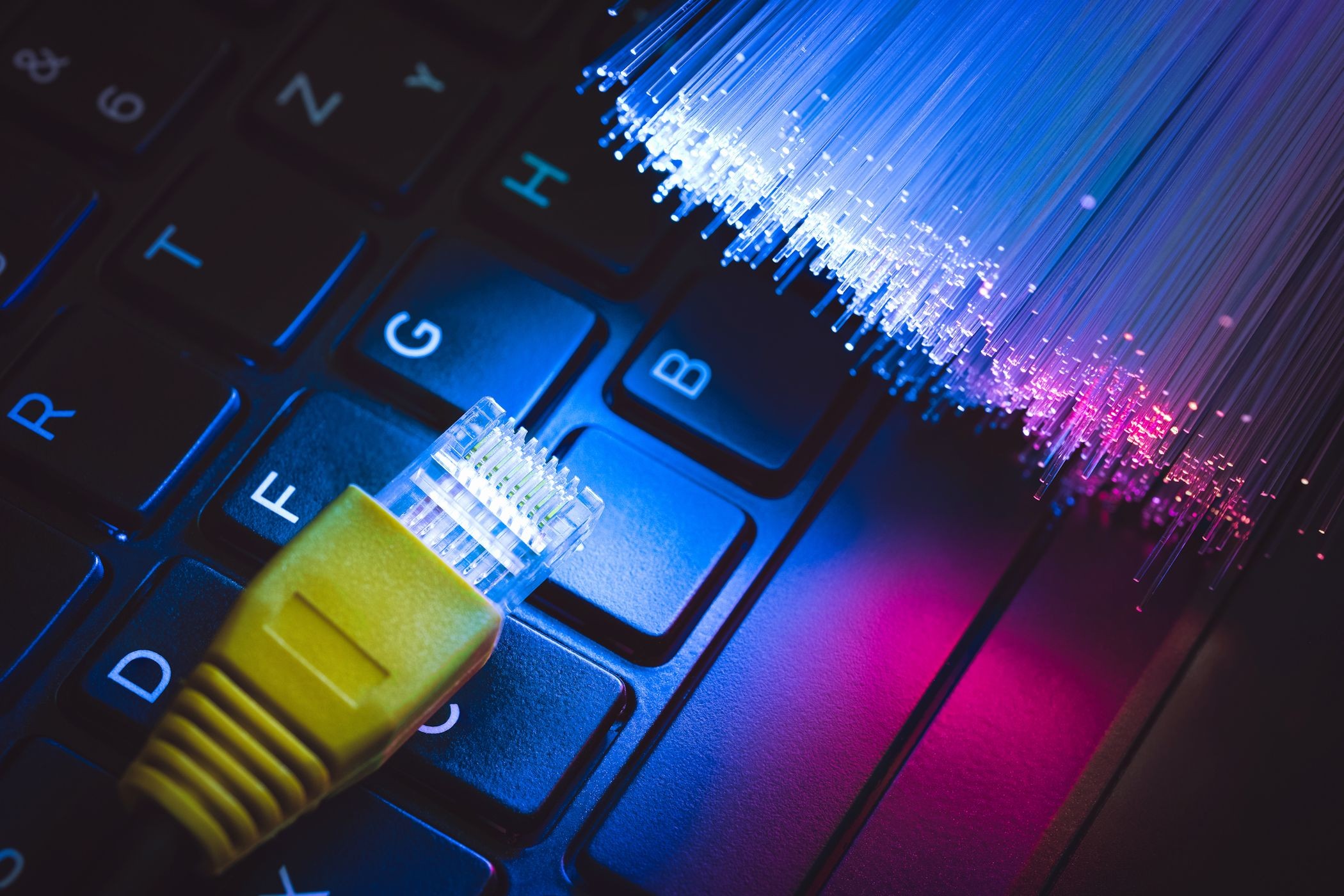 Đầu nối cáp Ethernet với cáp quang trên bàn phím laptop