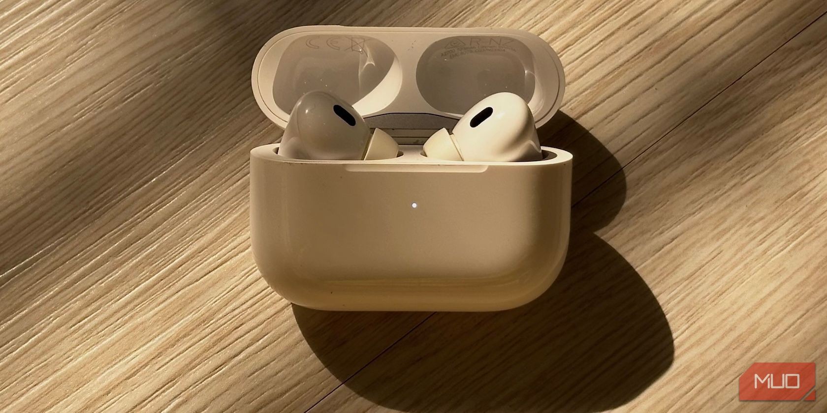 Đèn trạng thái màu trắng trên AirPods