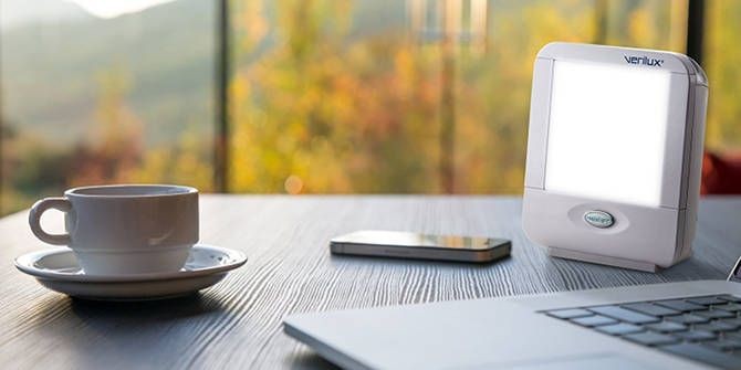 Đèn trị liệu ánh sáng trên bàn làm việc