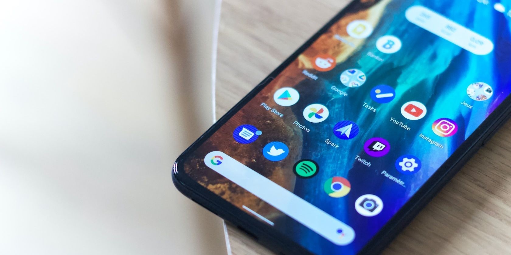 Điện thoại Android màu đen trên bàn