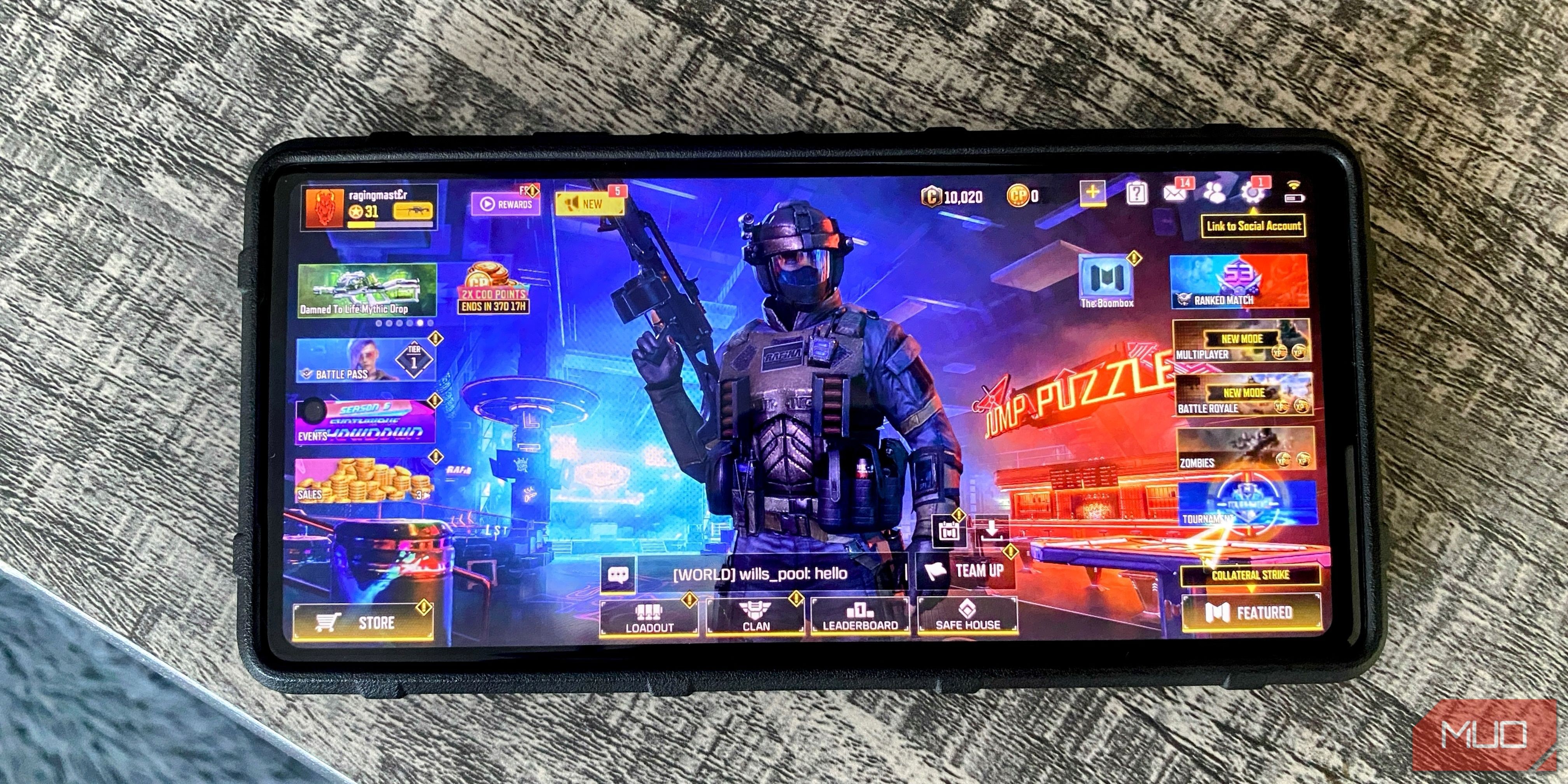 Điện thoại Android trên bàn với màn hình chính của trò chơi Call of Duty Mobile