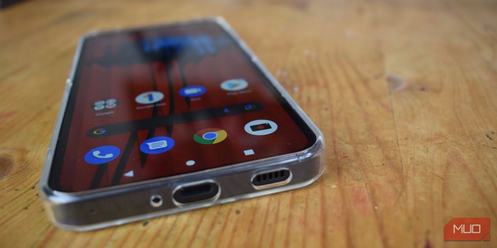 Điện thoại Nothing Phone 1 trong vỏ bảo vệ, hiển thị cổng sạc