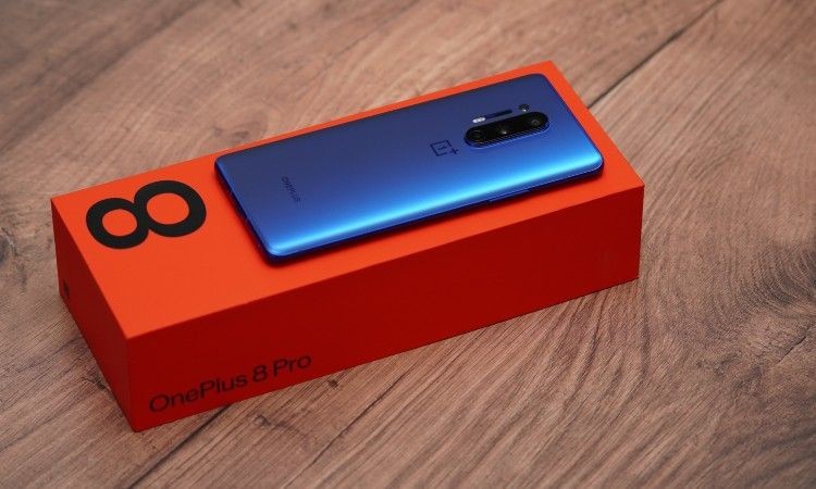 Điện thoại OnePlus 8 Pro màu xanh mới trên hộp đựng của nó