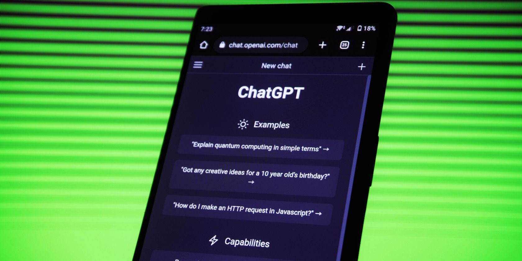 Điện thoại với ChatGPT mở trên màn hình