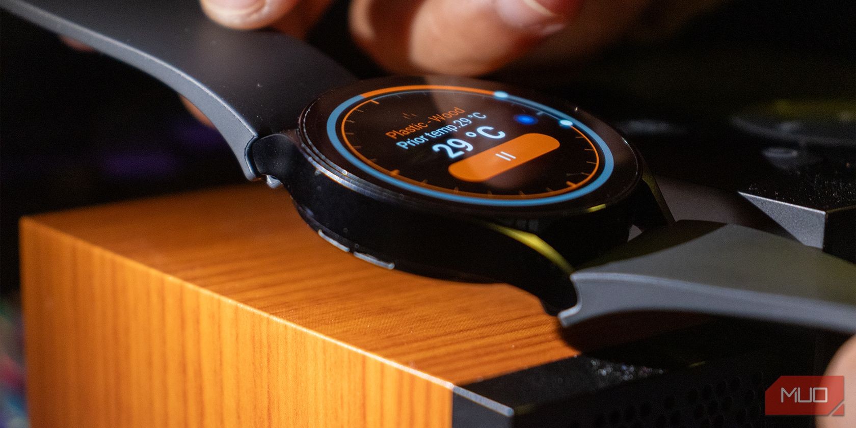 Đo nhiệt độ bề mặt của gỗ bằng ứng dụng Thermo Check trên Galaxy Watch6