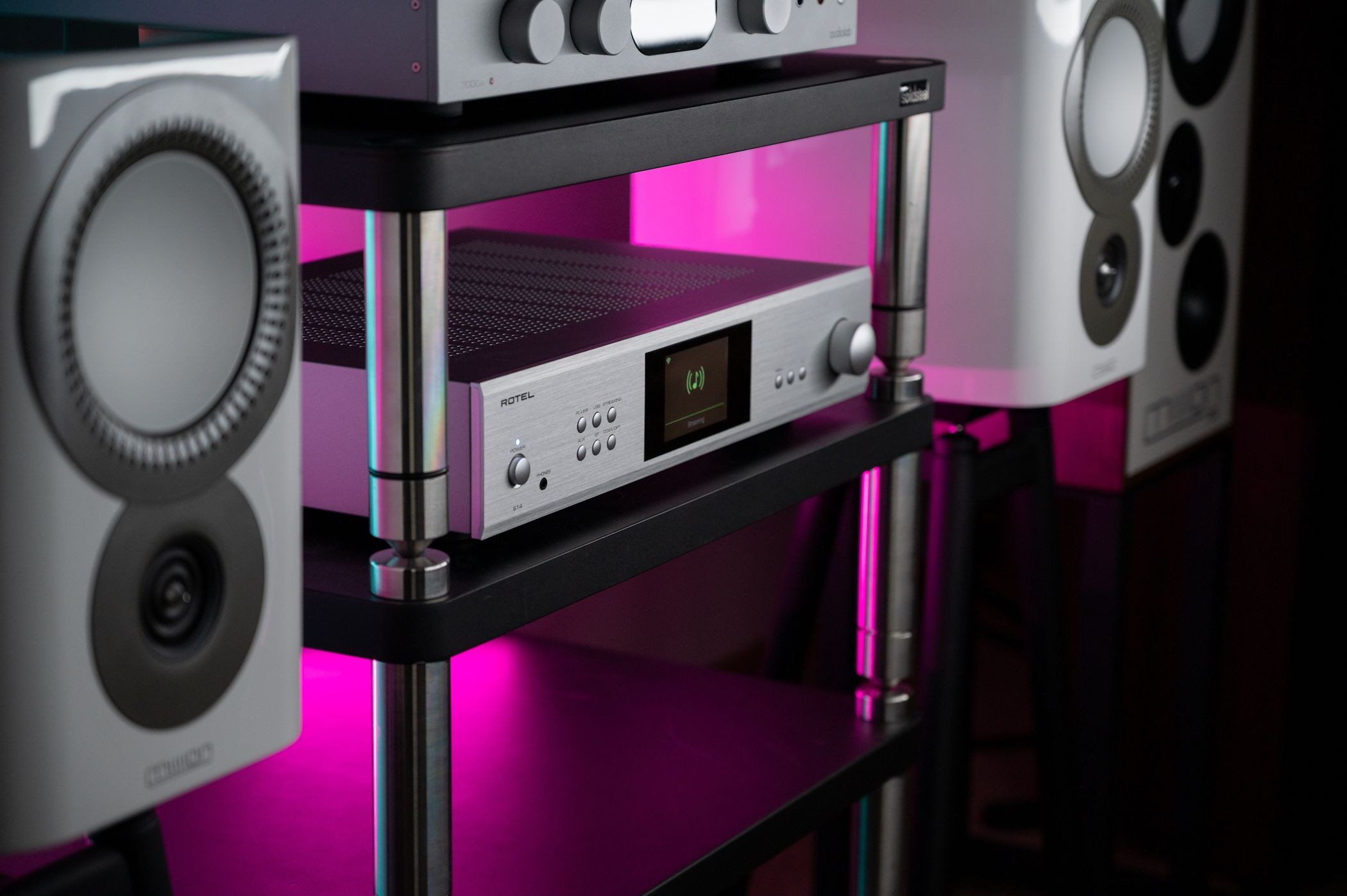 Đơn vị AV receiver trên giá đỡ với loa