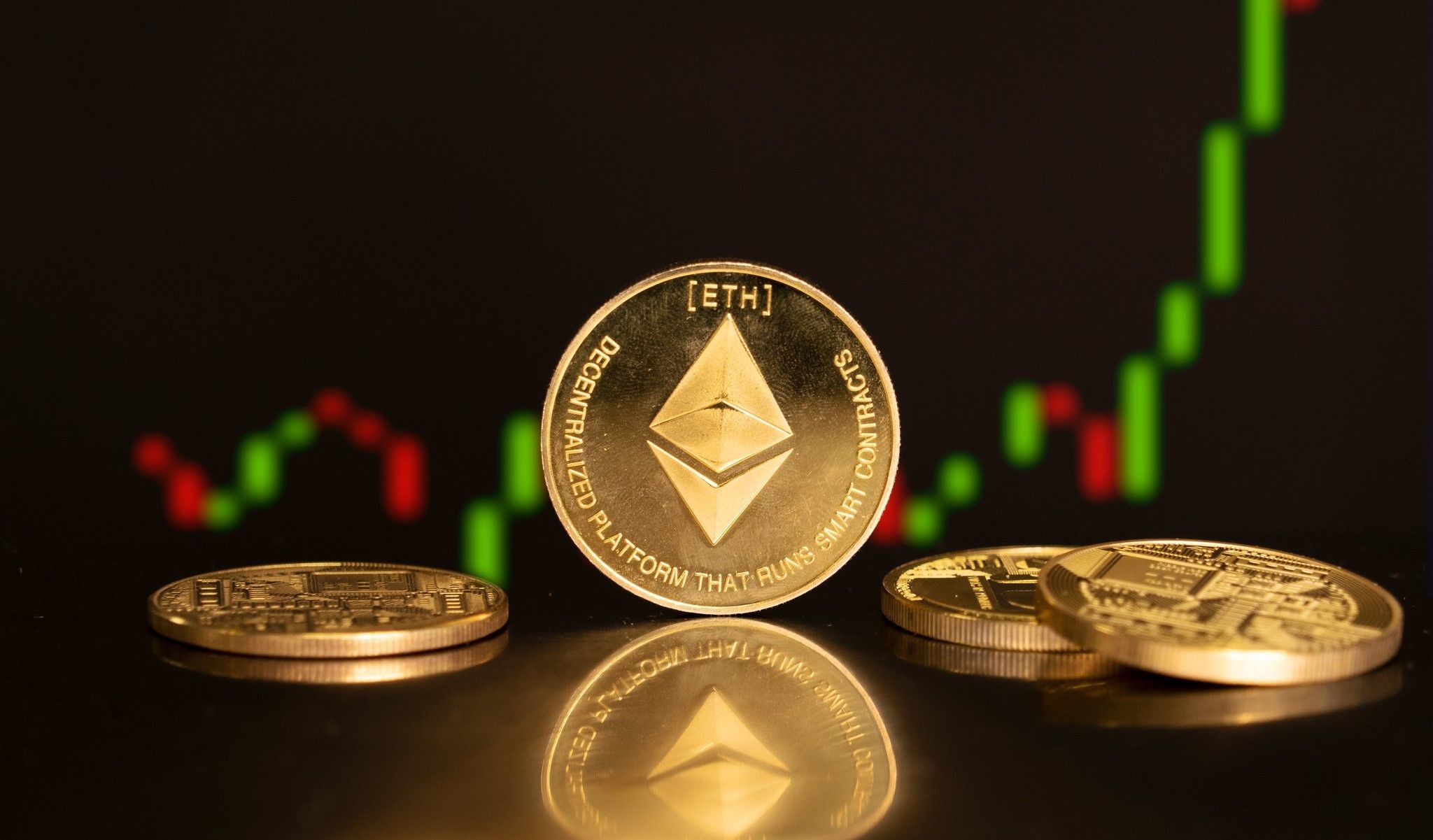 Đồng Ethereum trước biểu đồ giao dịch trên màn hình