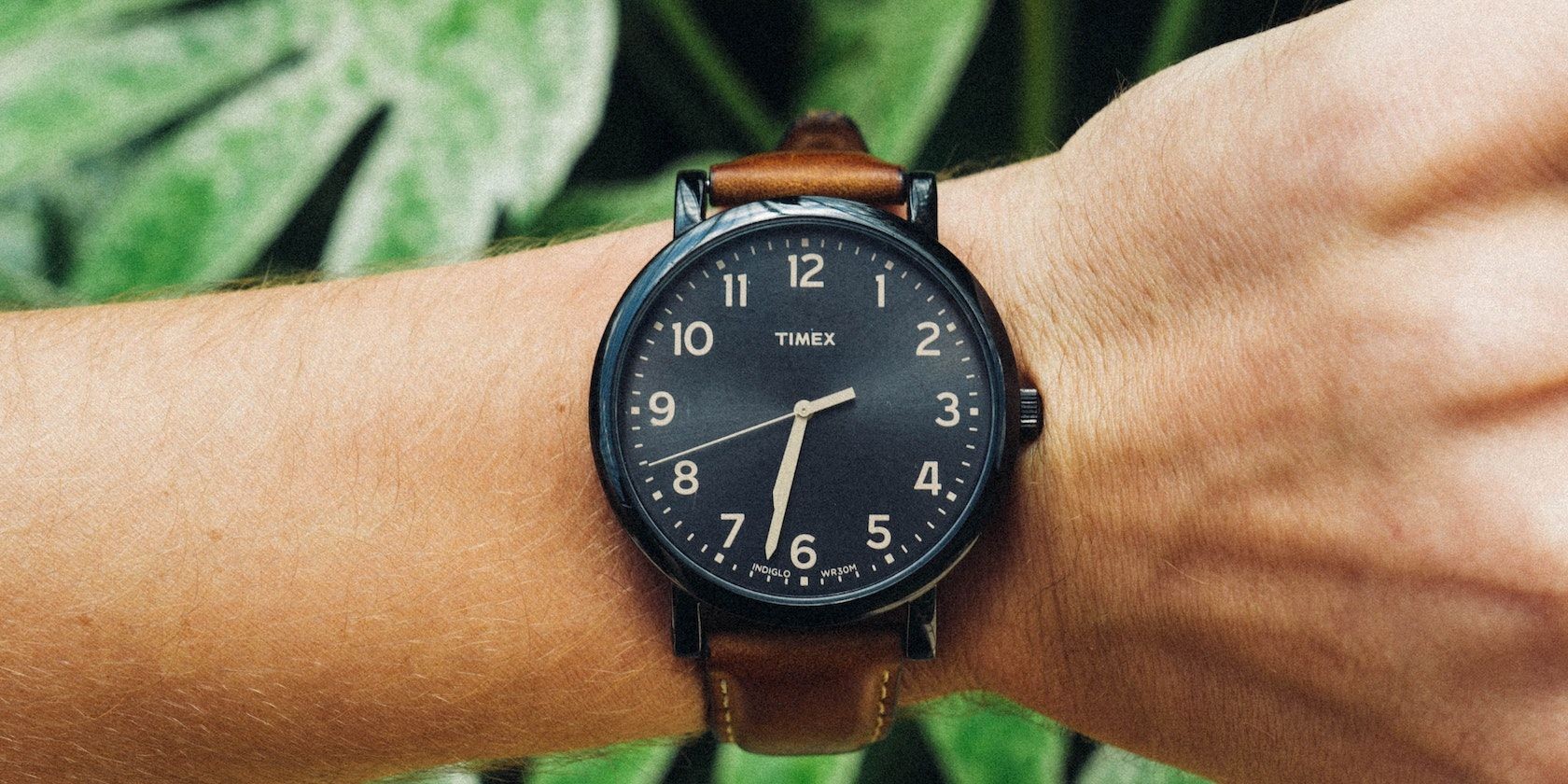 Đồng hồ Timex analogue hiển thị 6:33