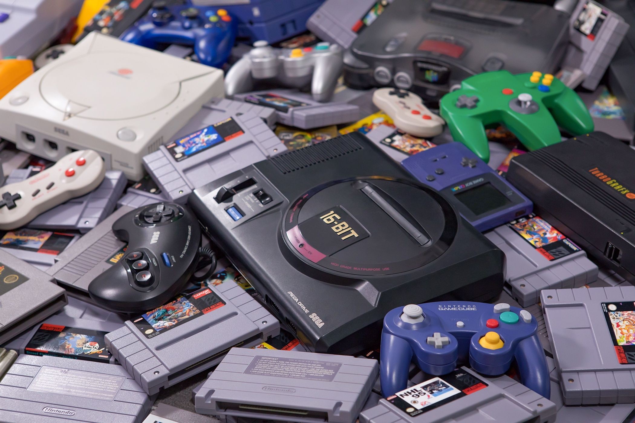 Đống tay cầm và băng game console cổ điển