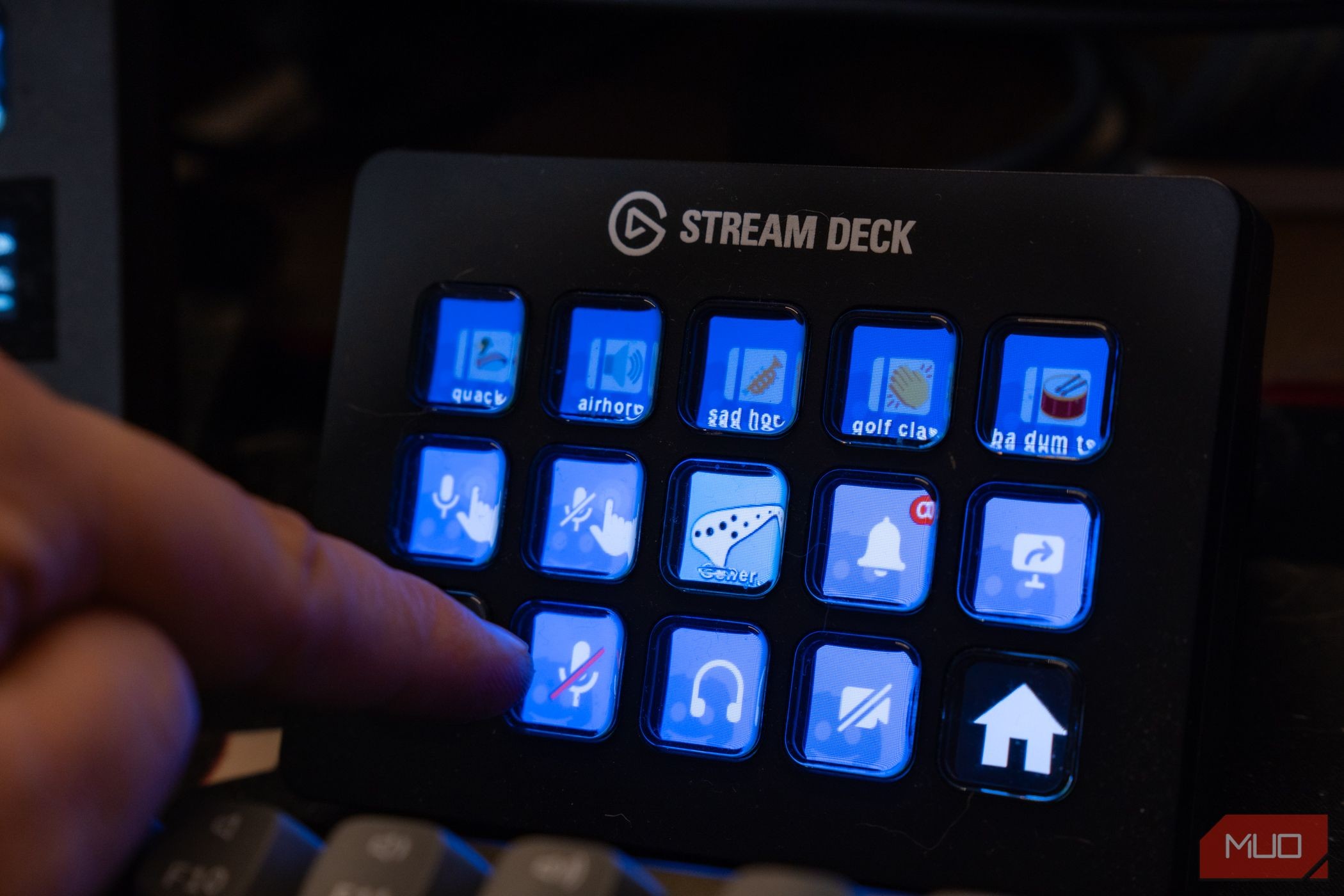 Elgato Stream Deck với các biểu tượng plugin Discord và ngón tay đang chạm vào một biểu tượng