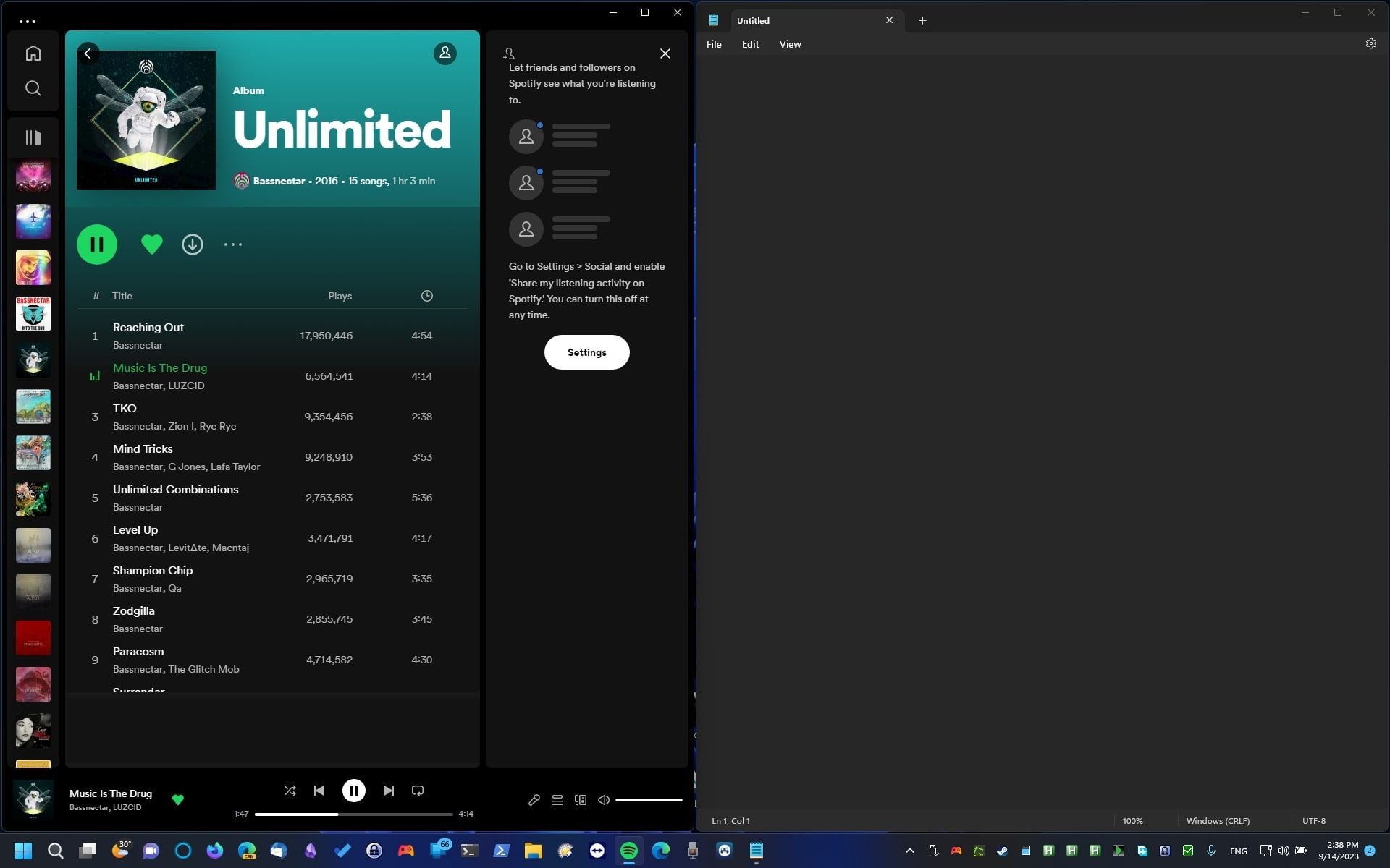 FancyWM sắp xếp Spotify và Notepad theo chiều dọc