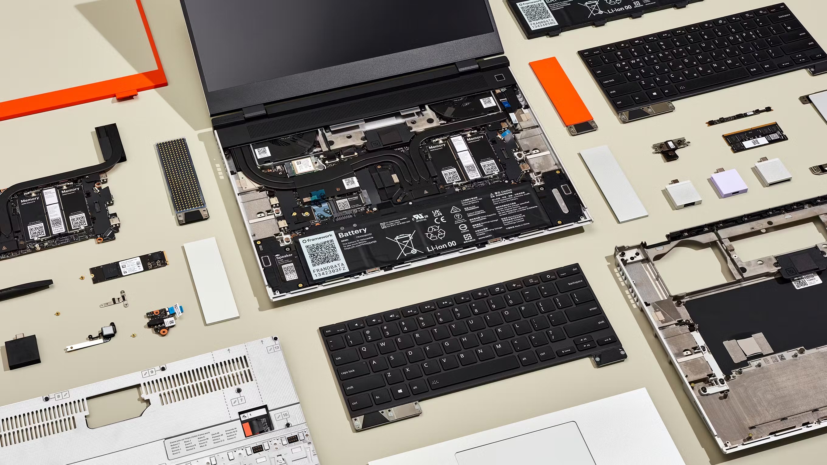 Framework Laptop với tất cả các thành phần đã được tháo rời