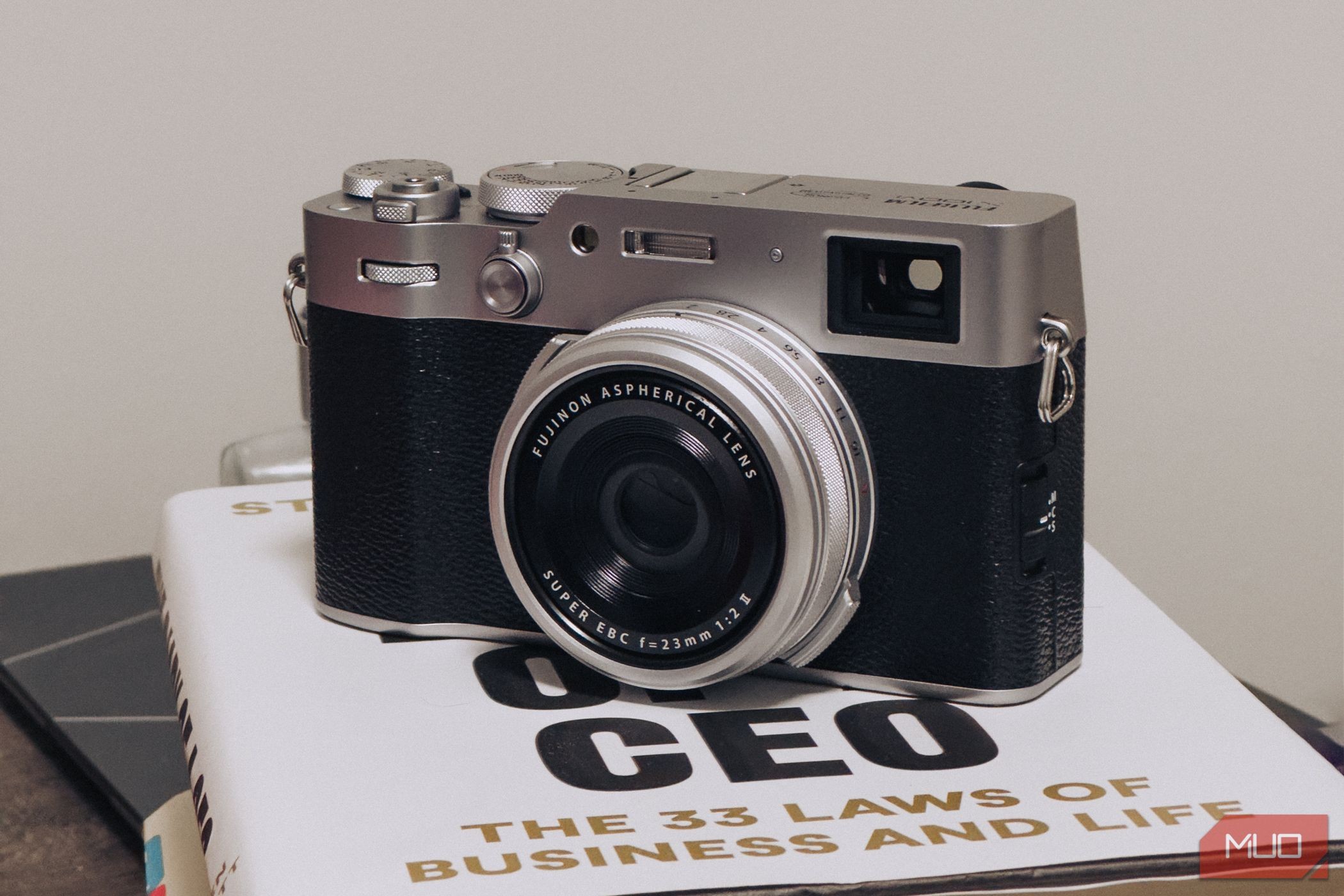 Fujifilm X100VI trên một chồng sách