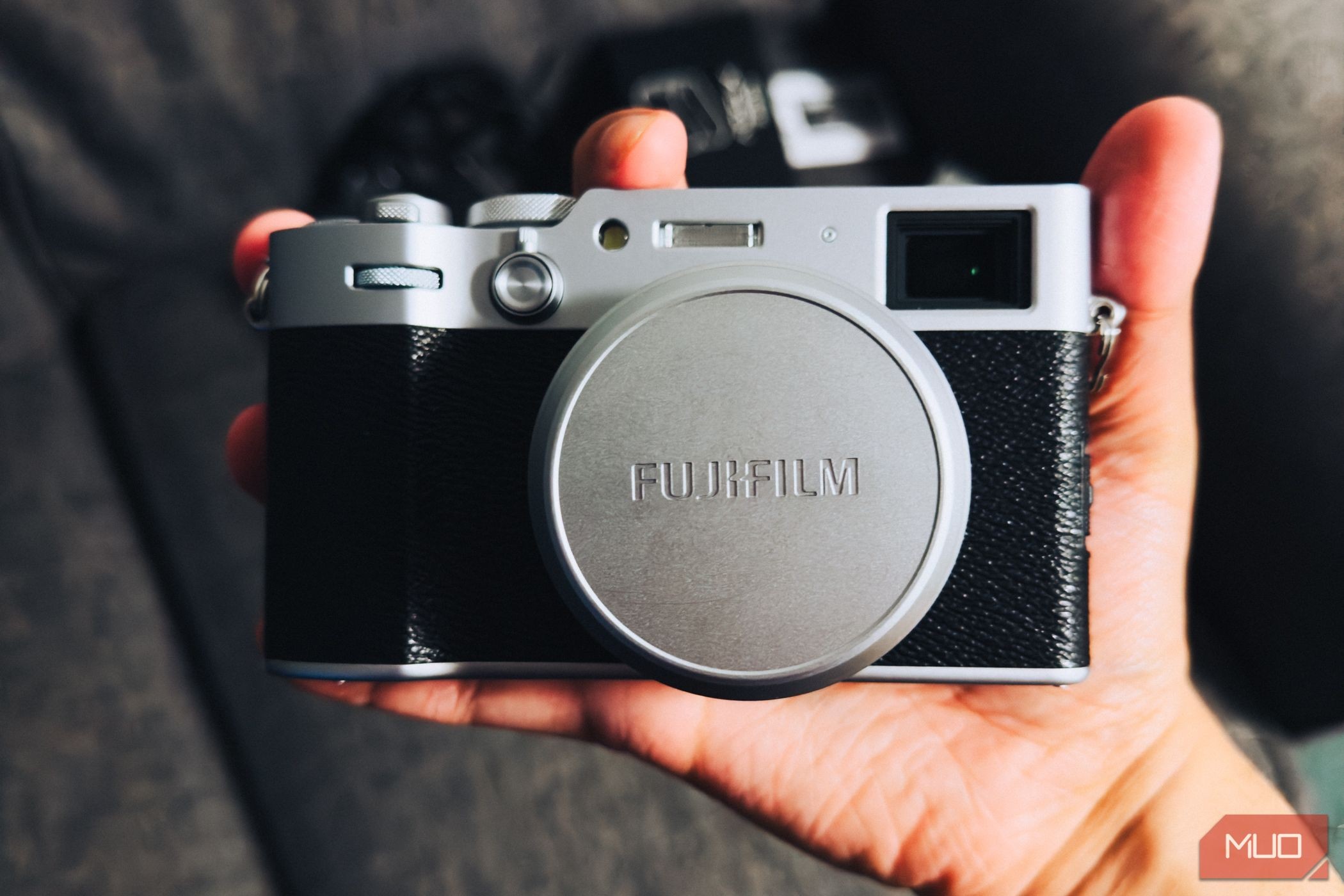 Fujifilm X100VI trong tay với nắp ống kính