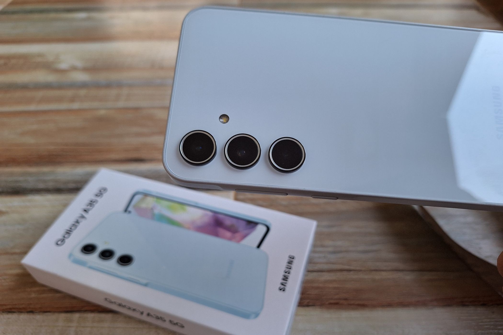 Galaxy A35 hiển thị camera cùng với hộp đựng ở phía sau
