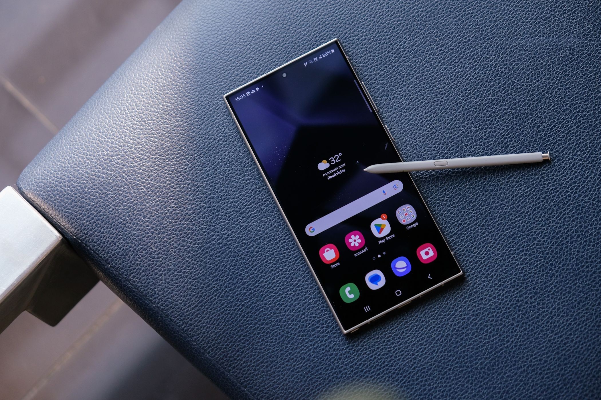 Galaxy S24 Ultra với S Pen ở mép ghế