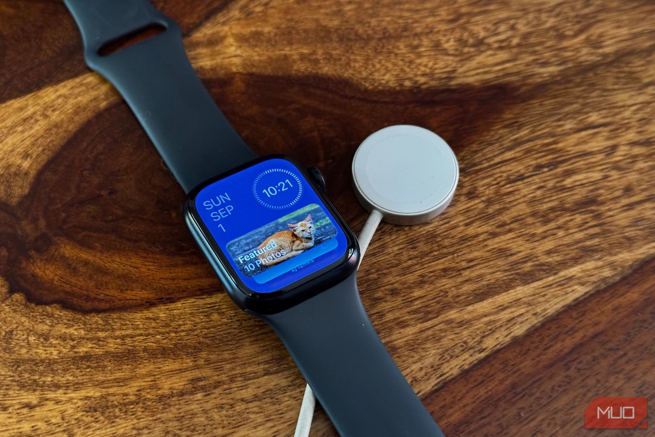 Giao diện Widget của Apple Watch với đế sạc