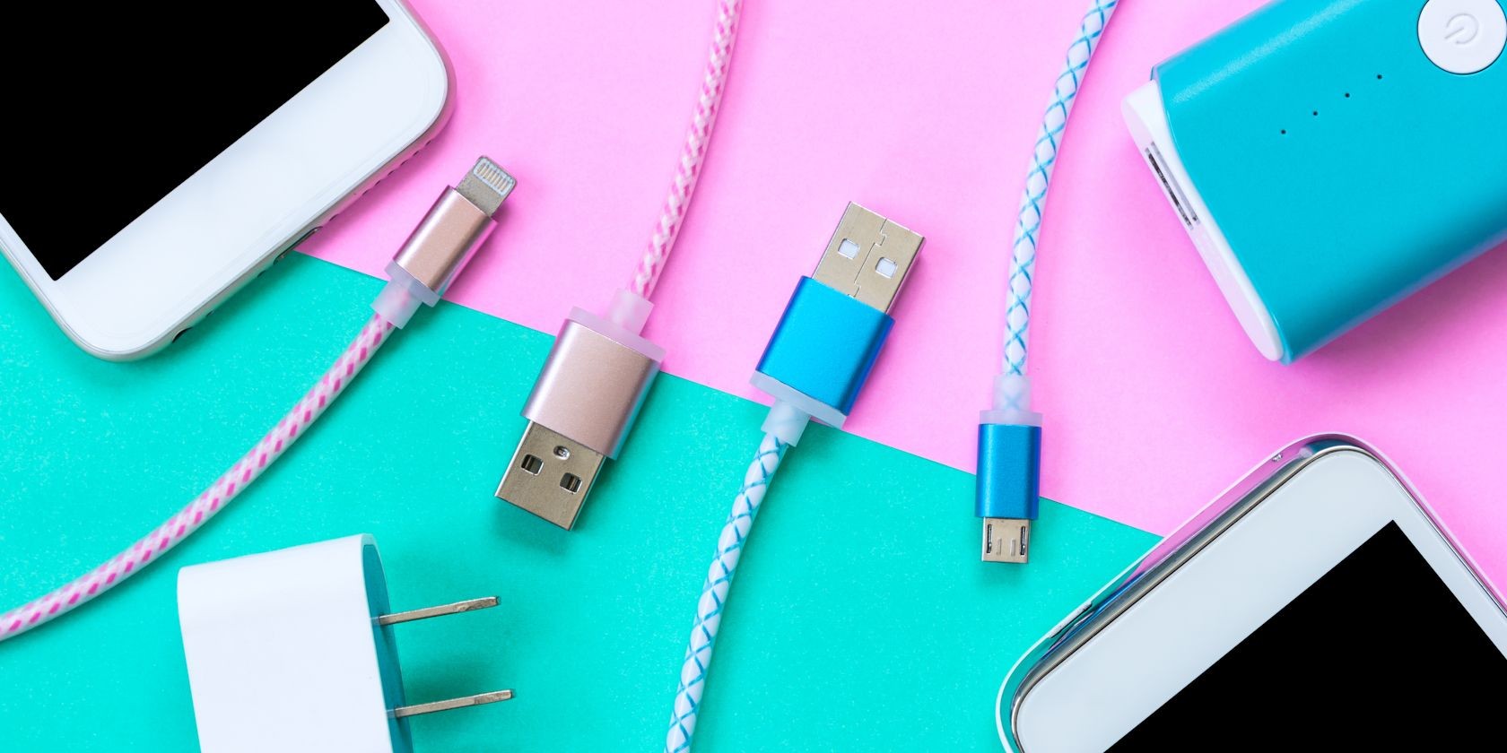 Góc nhìn từ trên xuống của các thiết bị kết nối USB trên nền màu sắc